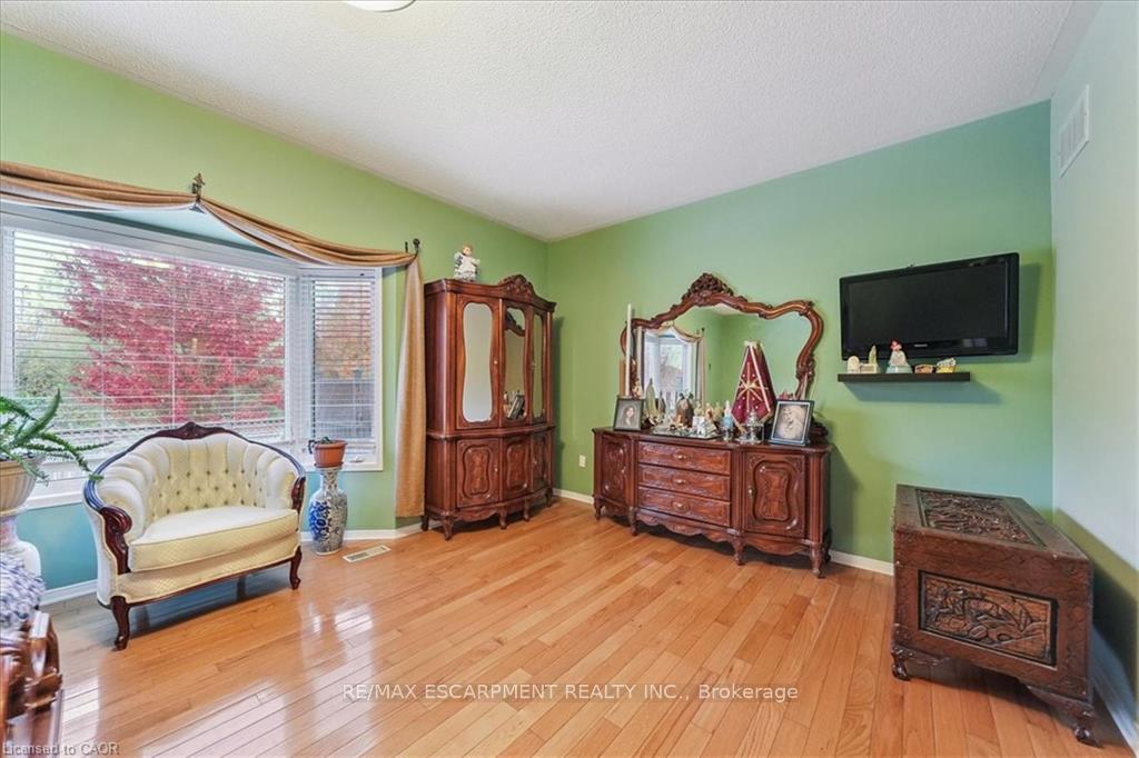 Photo 18 of 52 Mistycreek Crescent, Brampton, Fletcher's Meadow — HOMEH