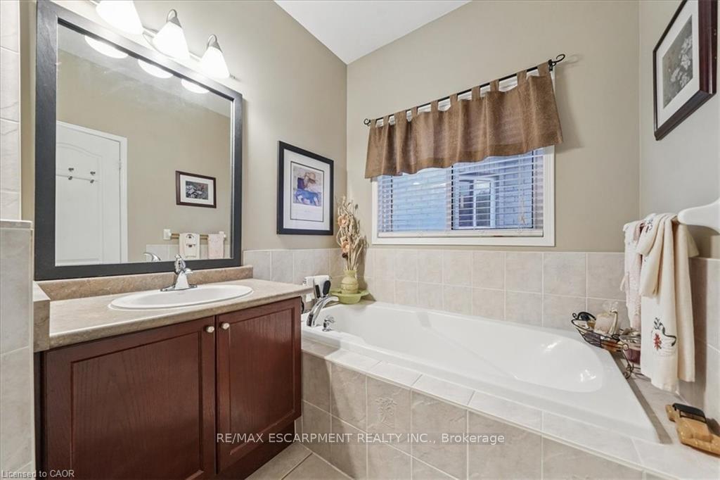 Photo 20 of 52 Mistycreek Crescent, Brampton, Fletcher's Meadow — HOMEH