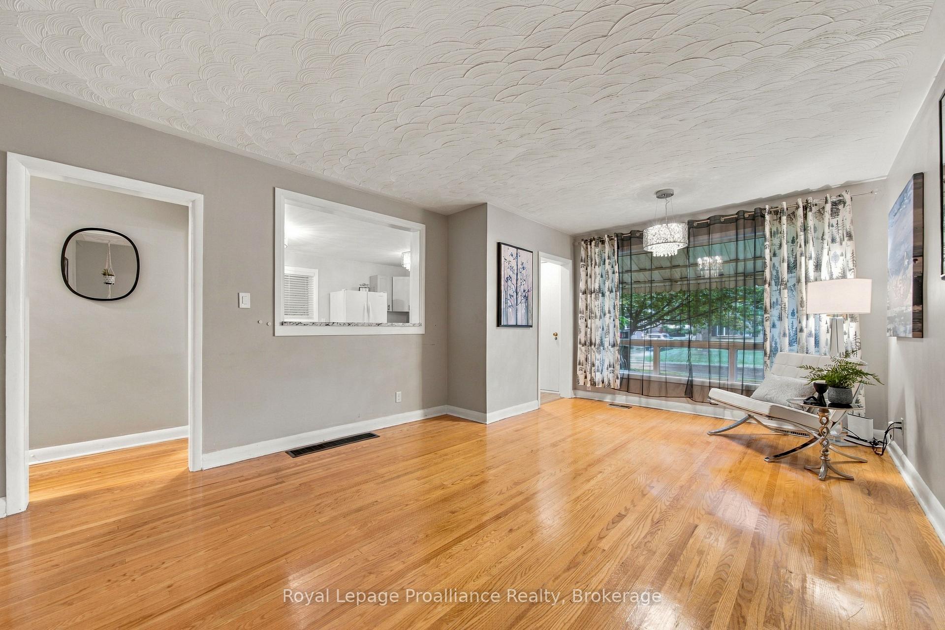 Photo 2 of 14 Munro Avenue, Belleville, Belleville Ward — HOMEH