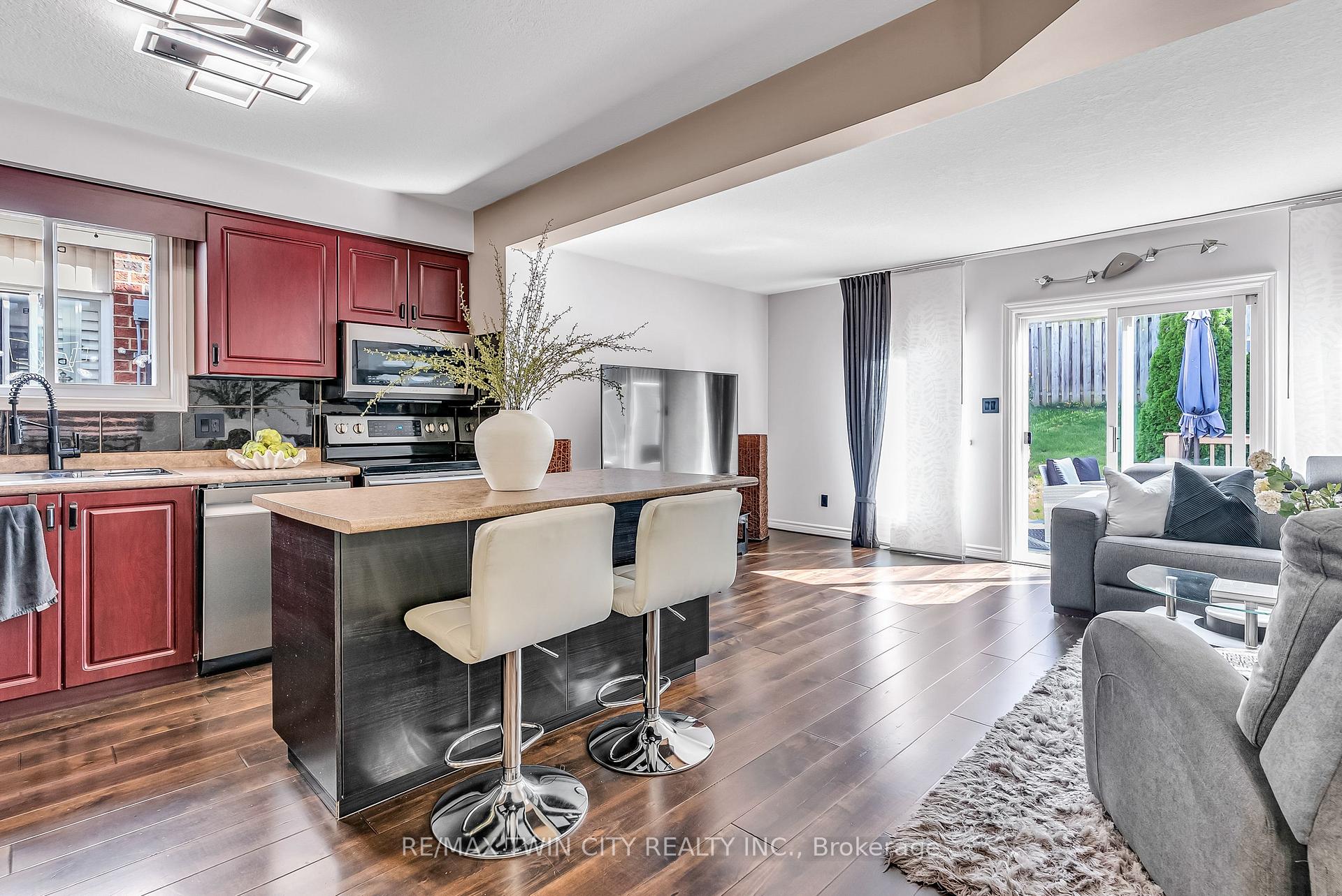 Photo 6 of 193 Mountain Laurel Crescent, Kitchener, Larentian West — HOMEH
