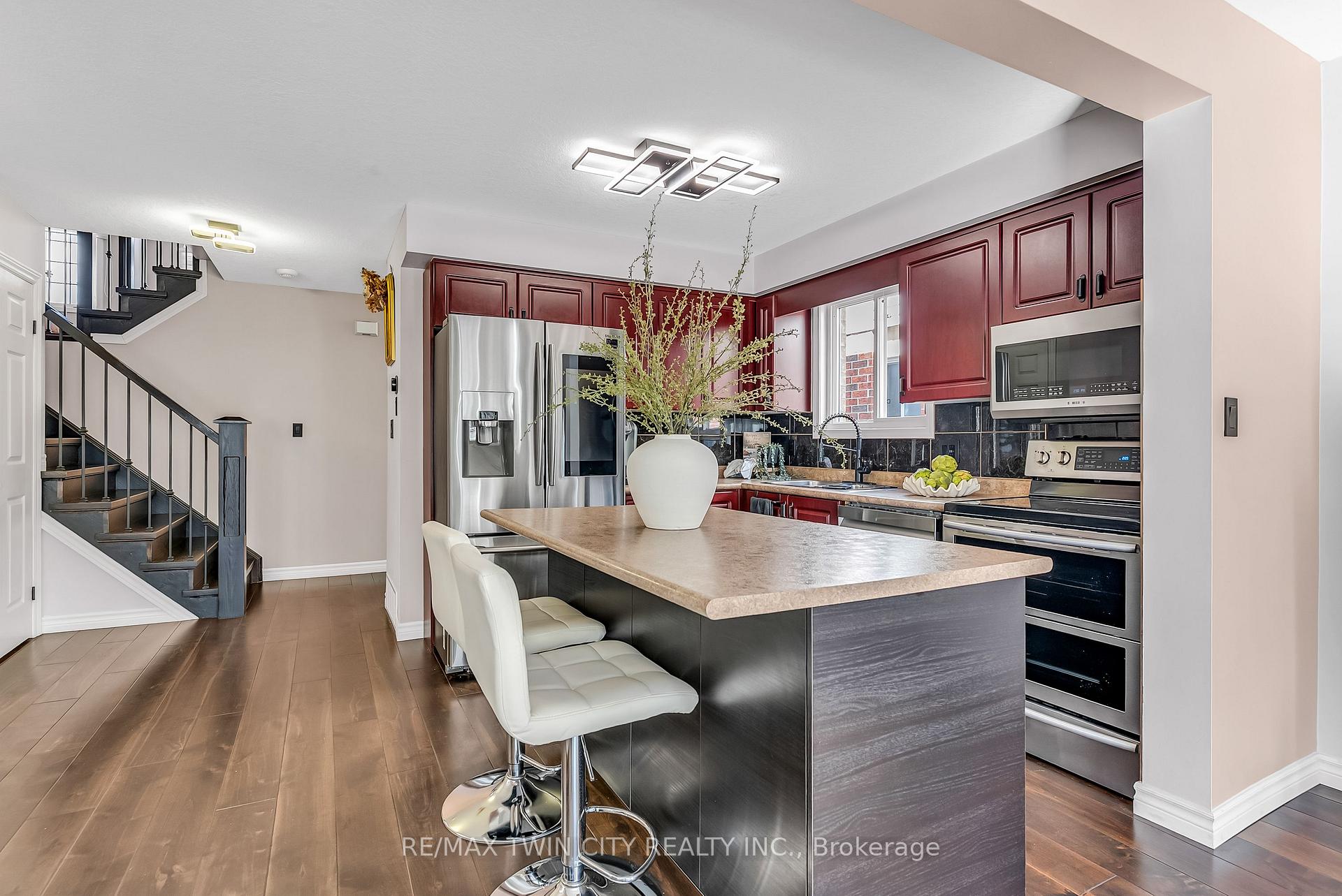 Photo 8 of 193 Mountain Laurel Crescent, Kitchener, Larentian West — HOMEH