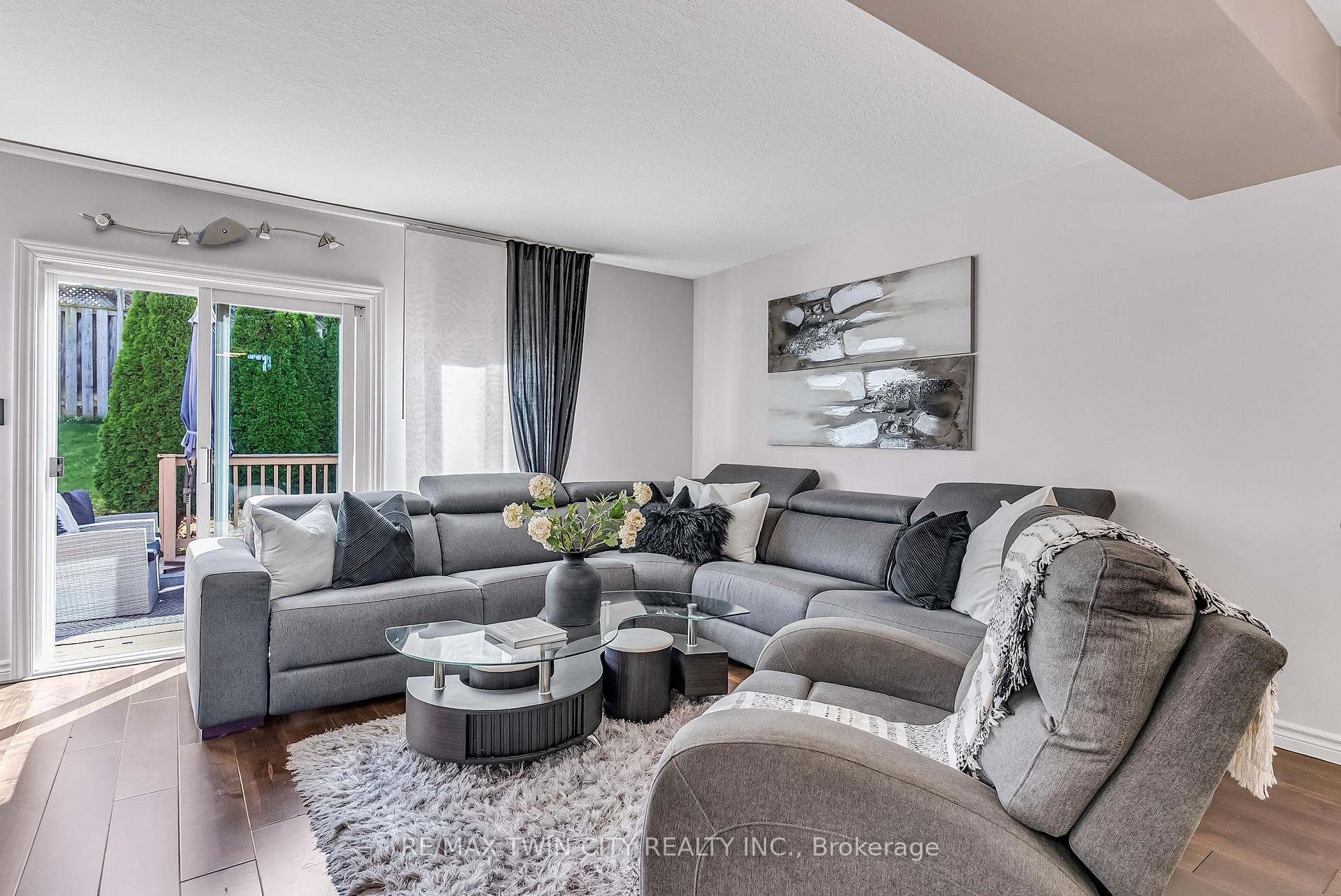 Photo 13 of 193 Mountain Laurel Crescent, Kitchener, Larentian West — HOMEH