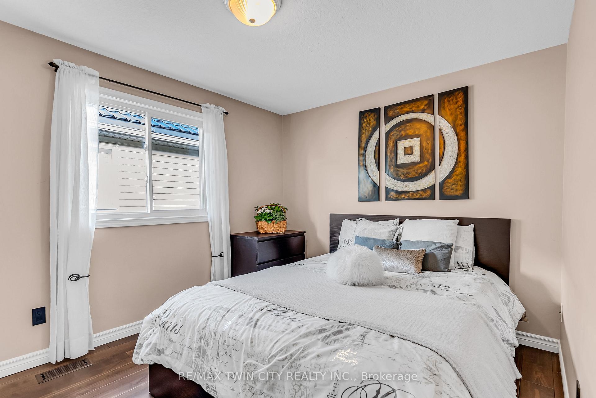 Photo 23 of 193 Mountain Laurel Crescent, Kitchener, Larentian West — HOMEH
