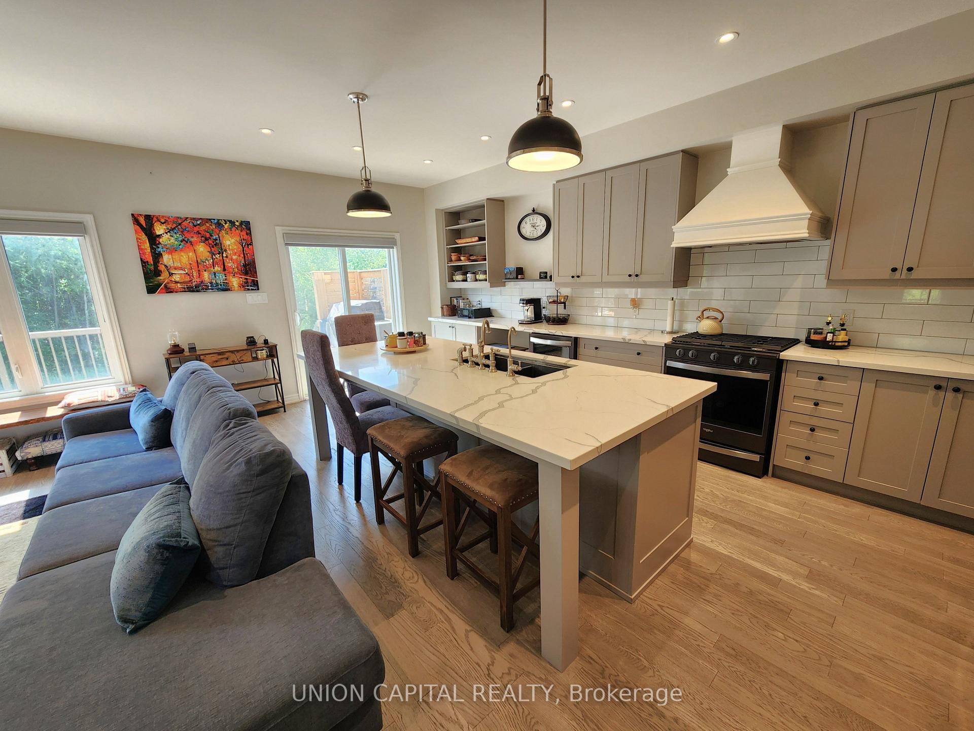 Photo 4 of 47 Gord Matthews Way, Uxbridge — HOMEH
