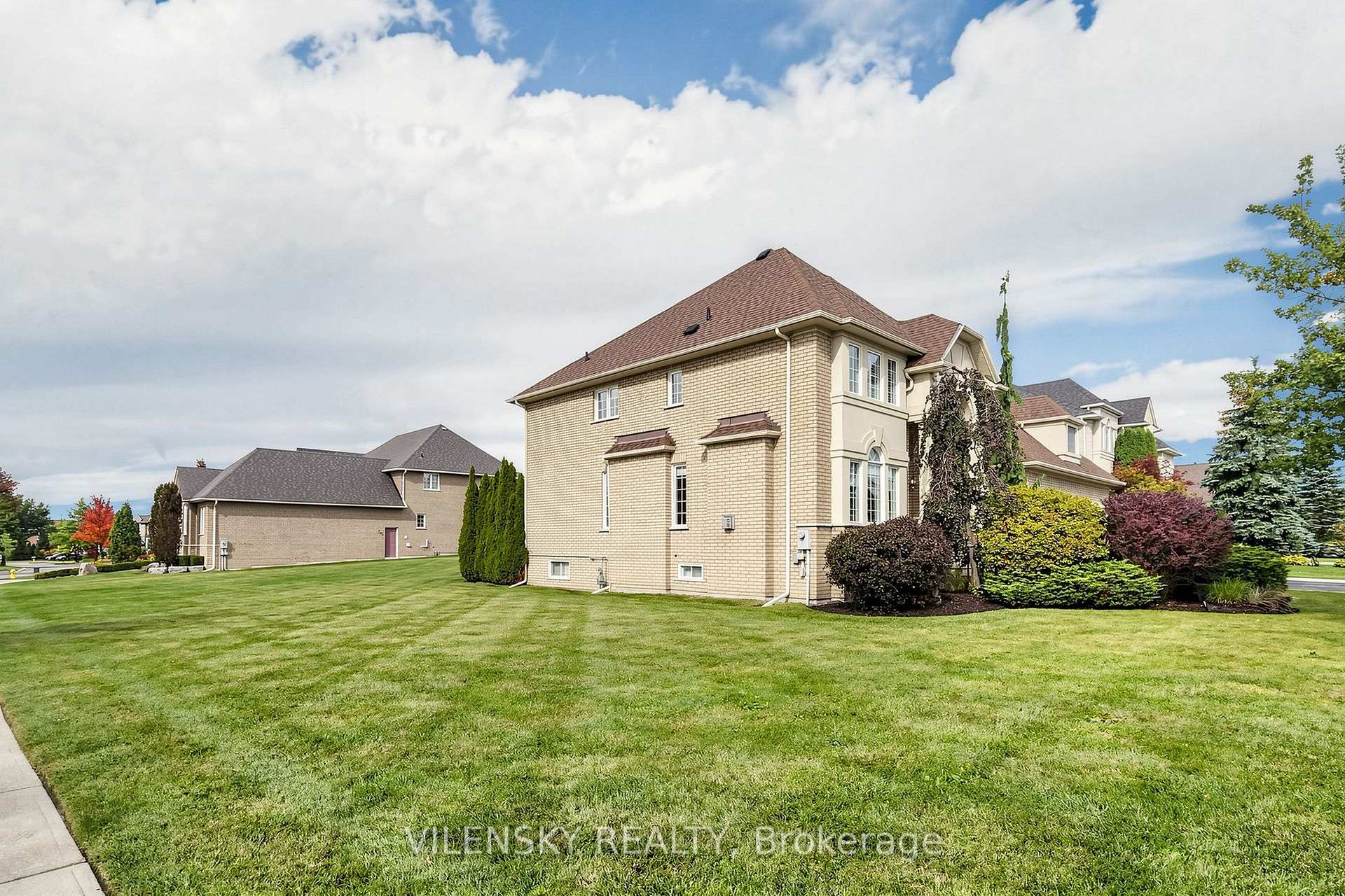 Photo 57 of 405 Athabasca Drive, Vaughan, Rural Vaughan — HOMEH