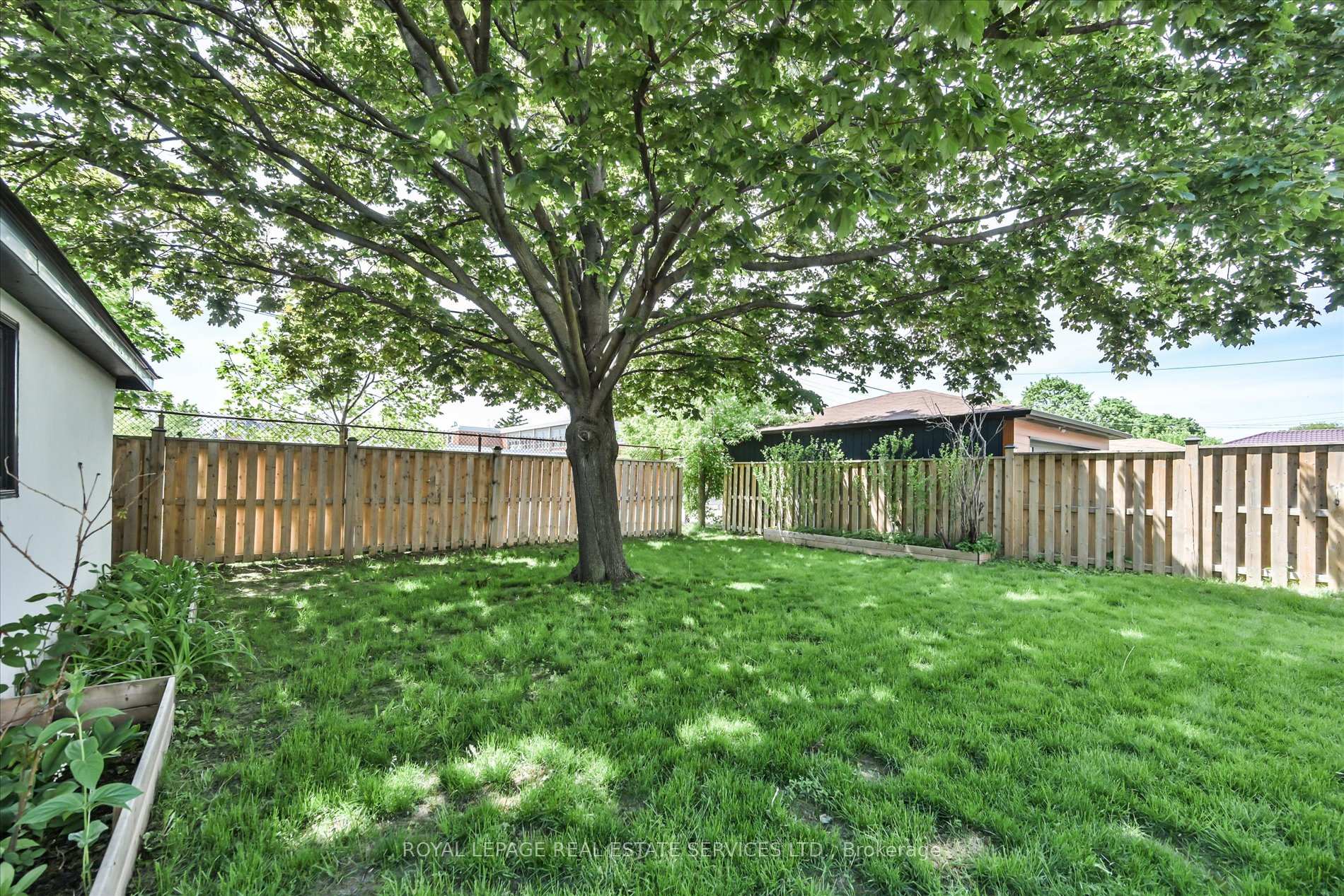 Photo 38 of 18 Celestine Drive, Etobicoke, Willowridge-Martingrove-Richview — HOMEH