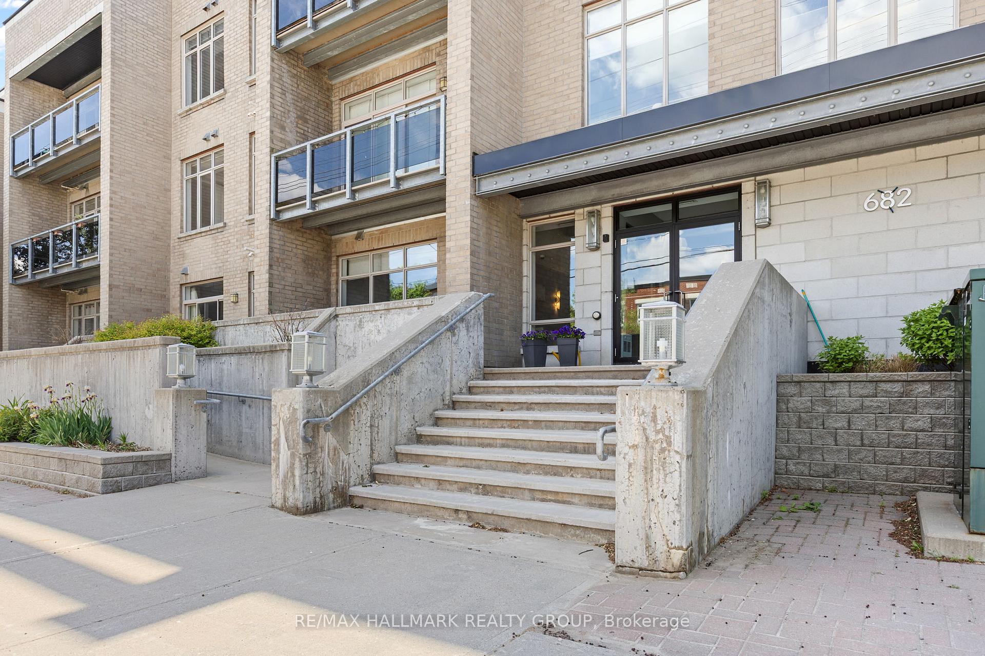 Photo of Unit 311, 682 Churchill Avenue N