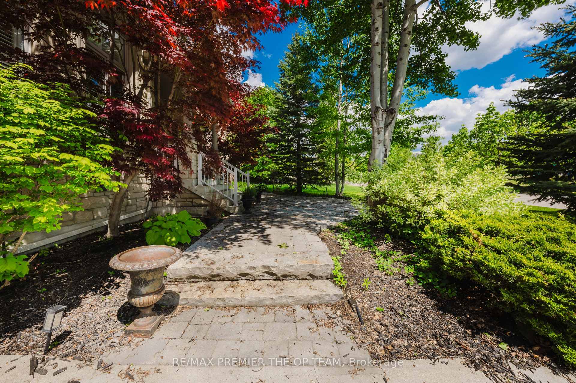 Photo 5 of 56 Park Ridge Drive, Vaughan, Kleinburg — HOMEH