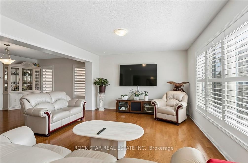 Photo 4 of 10 Klemscott Road, Brampton, Northwest Brampton — HOMEH