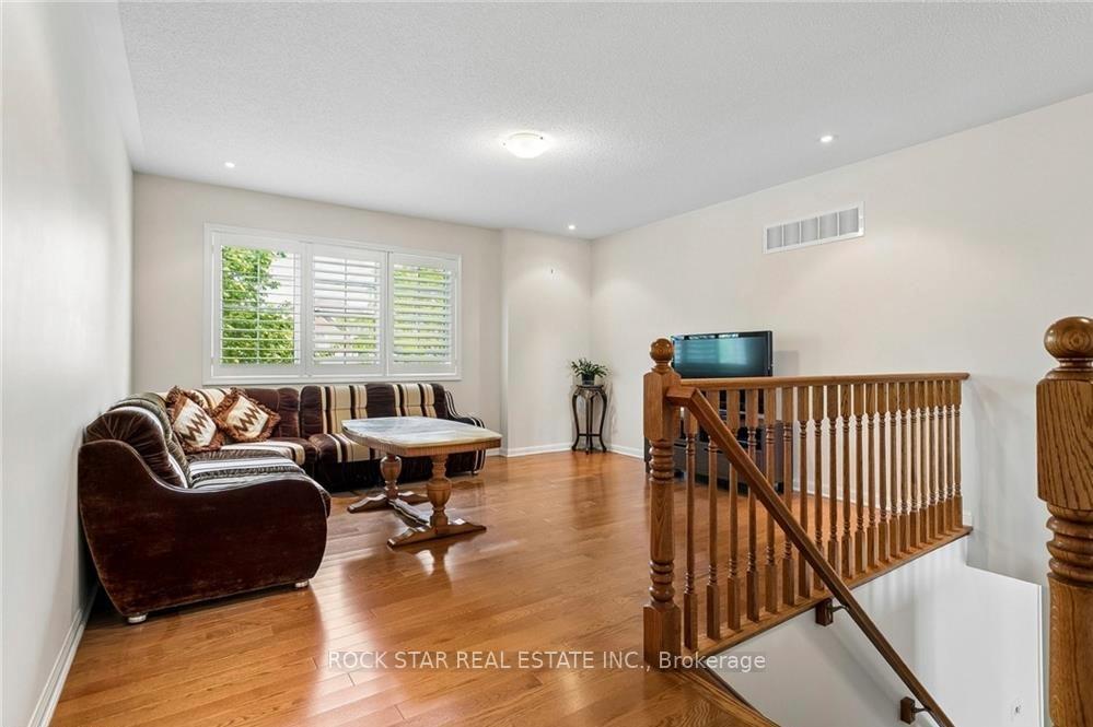 Photo 13 of 10 Klemscott Road, Brampton, Northwest Brampton — HOMEH