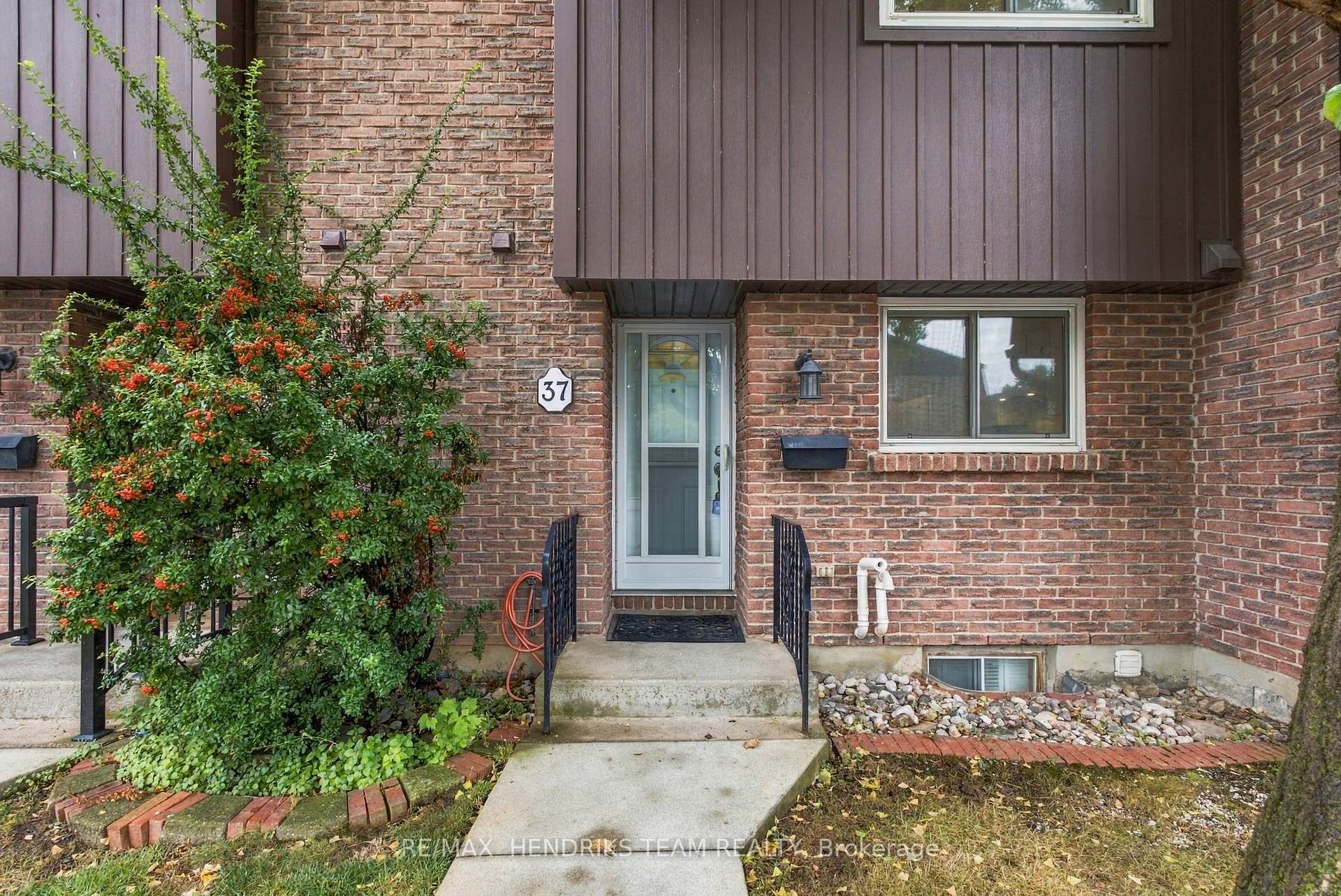 Photo 3 of Unit 37, 151 Linwell Road, St. Catharines, Lakeport — HOMEH