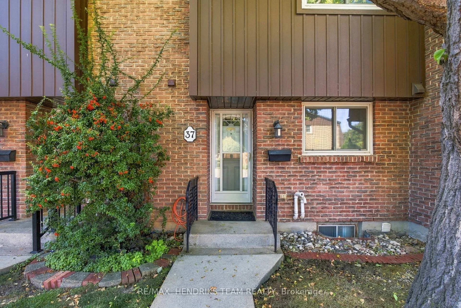 Photo 4 of Unit 37, 151 Linwell Road, St. Catharines, Lakeport — HOMEH