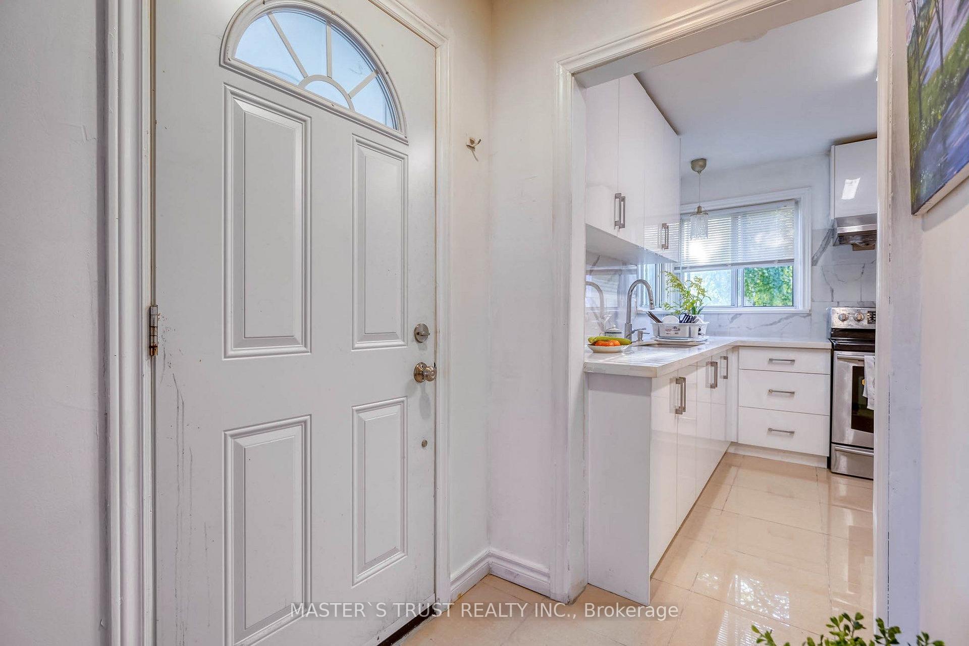 Photo 4 of 10 Lindal Avenue, Scarborough, Clairlea-Birchmount — HOMEH