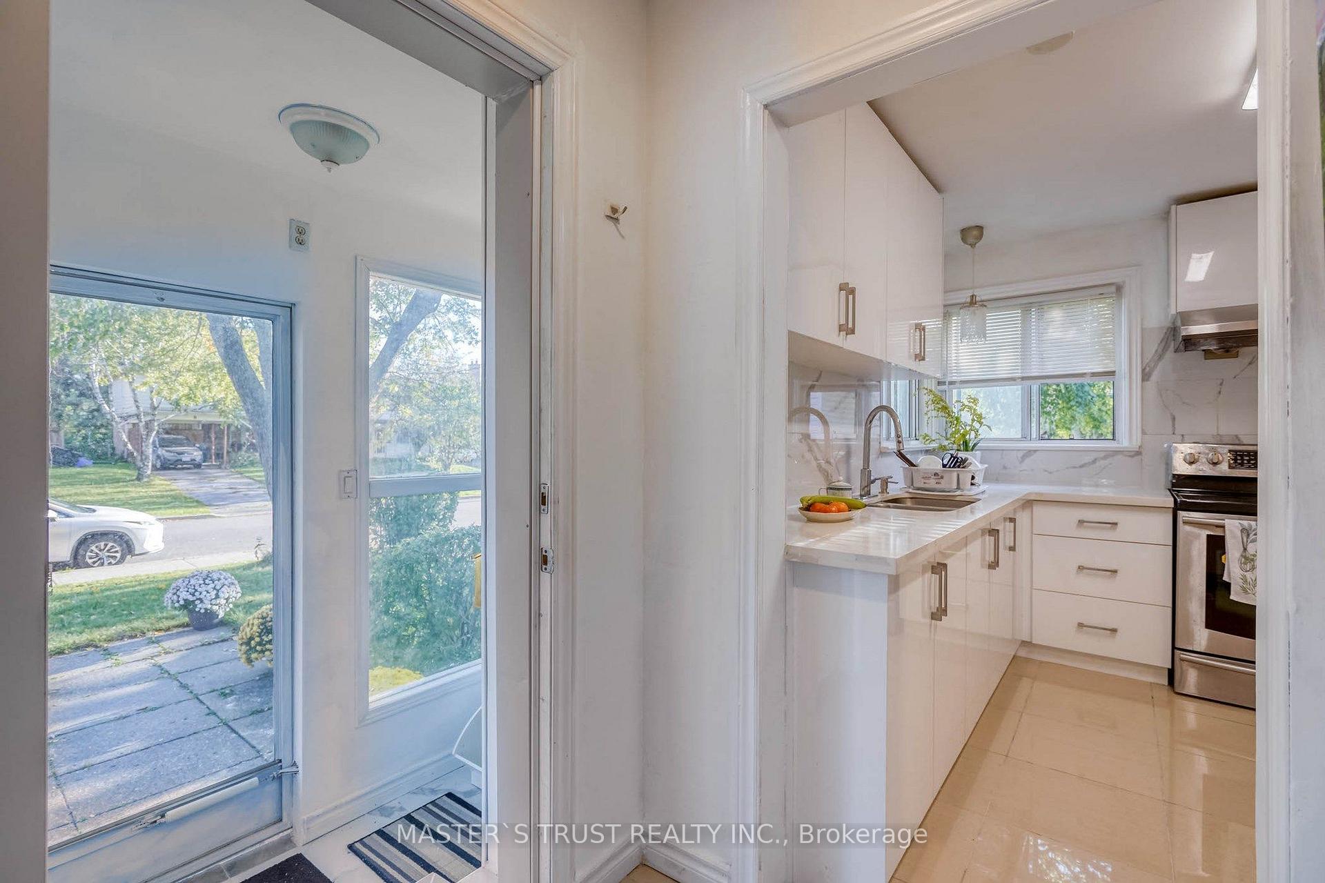 Photo 5 of 10 Lindal Avenue, Scarborough, Clairlea-Birchmount — HOMEH