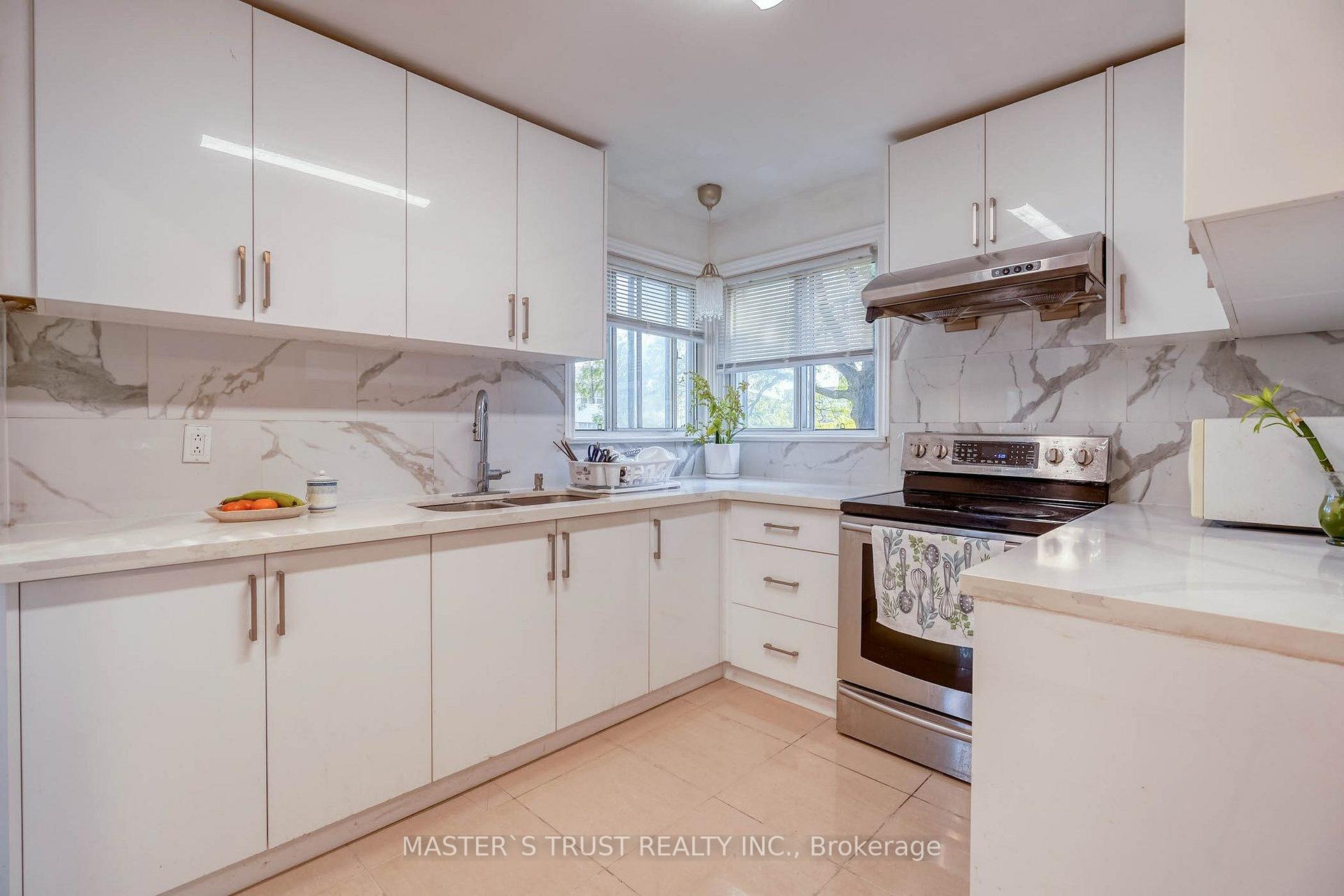 Photo 6 of 10 Lindal Avenue, Scarborough, Clairlea-Birchmount — HOMEH