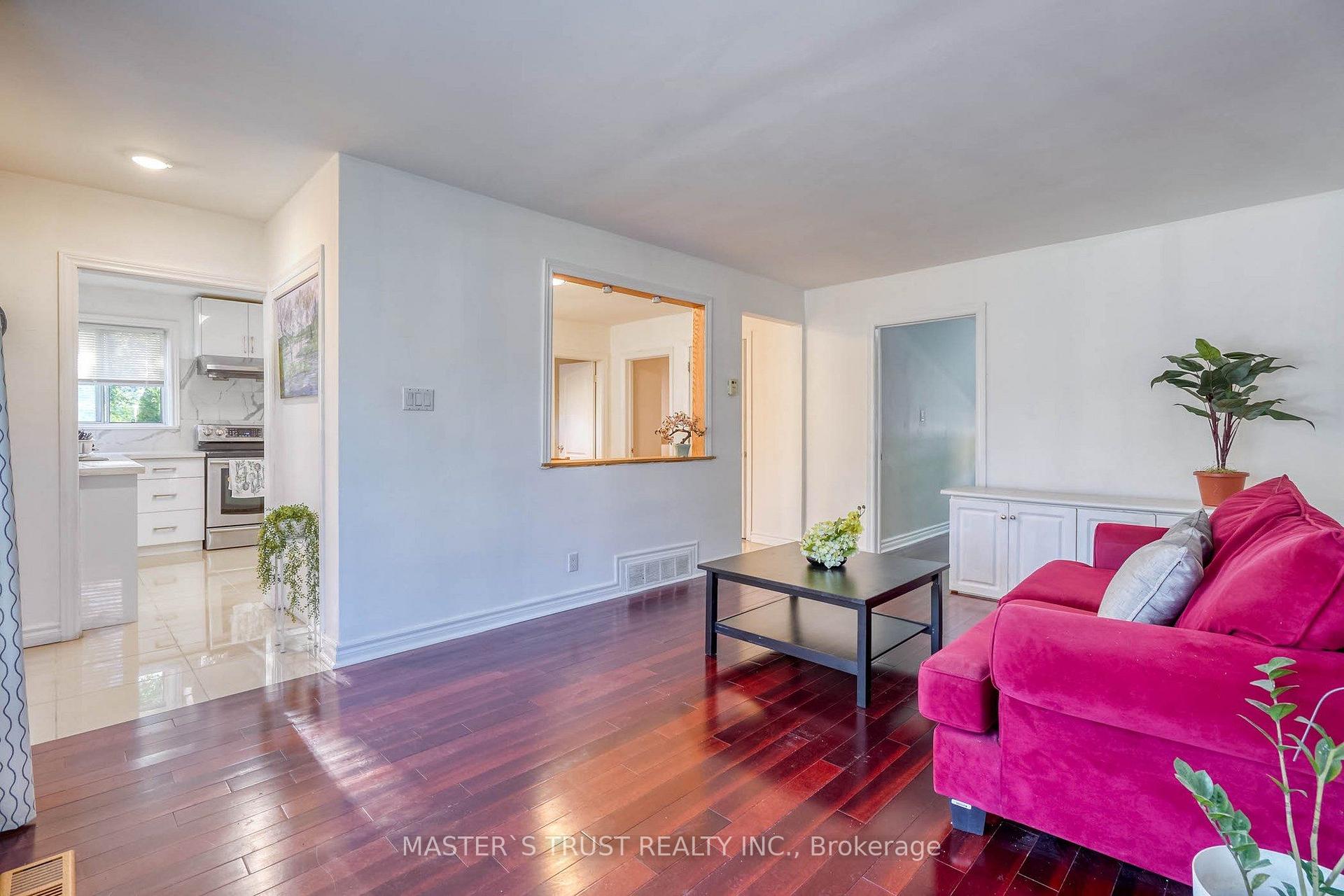 Photo 9 of 10 Lindal Avenue, Scarborough, Clairlea-Birchmount — HOMEH