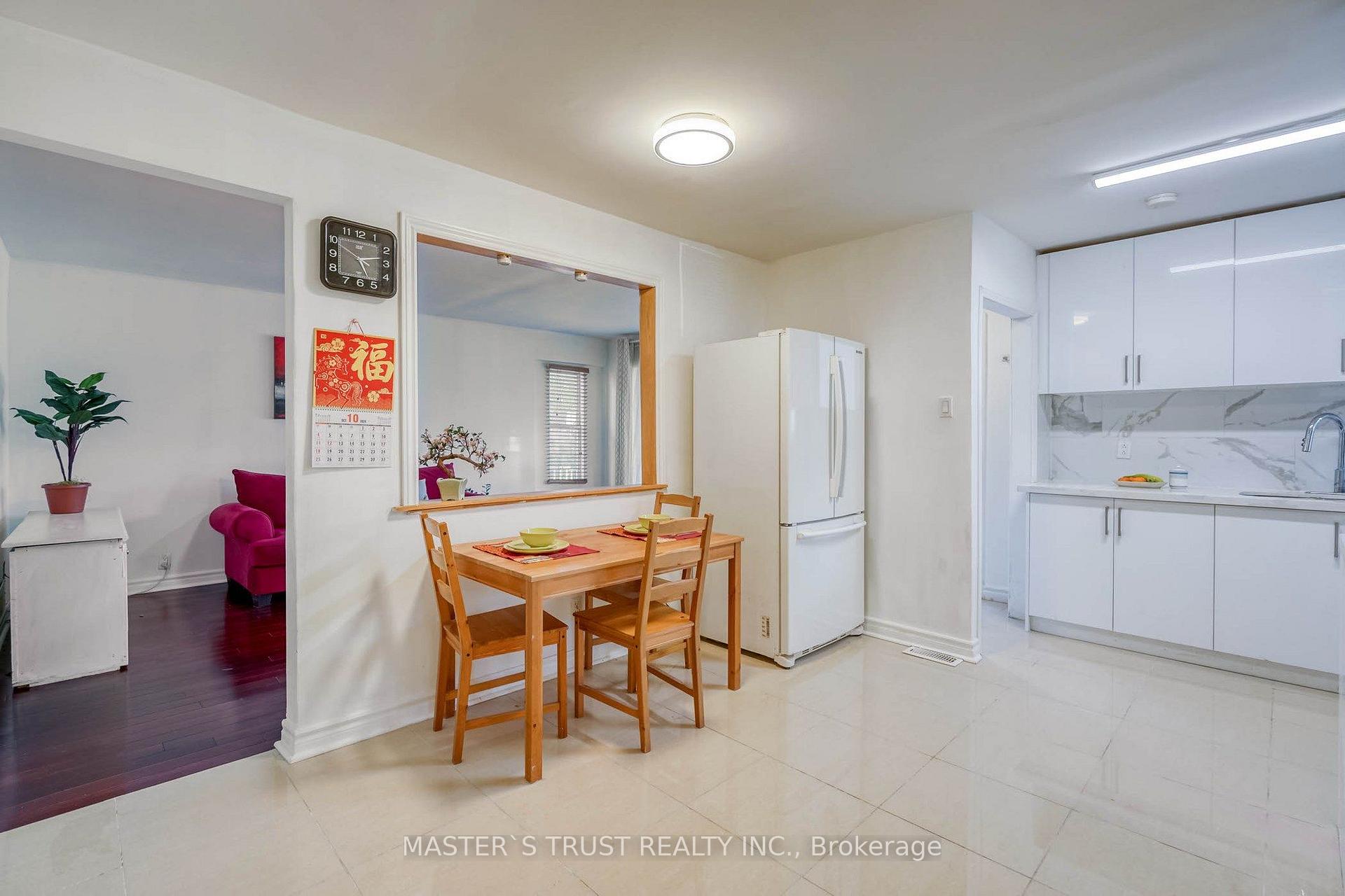 Photo 13 of 10 Lindal Avenue, Scarborough, Clairlea-Birchmount — HOMEH