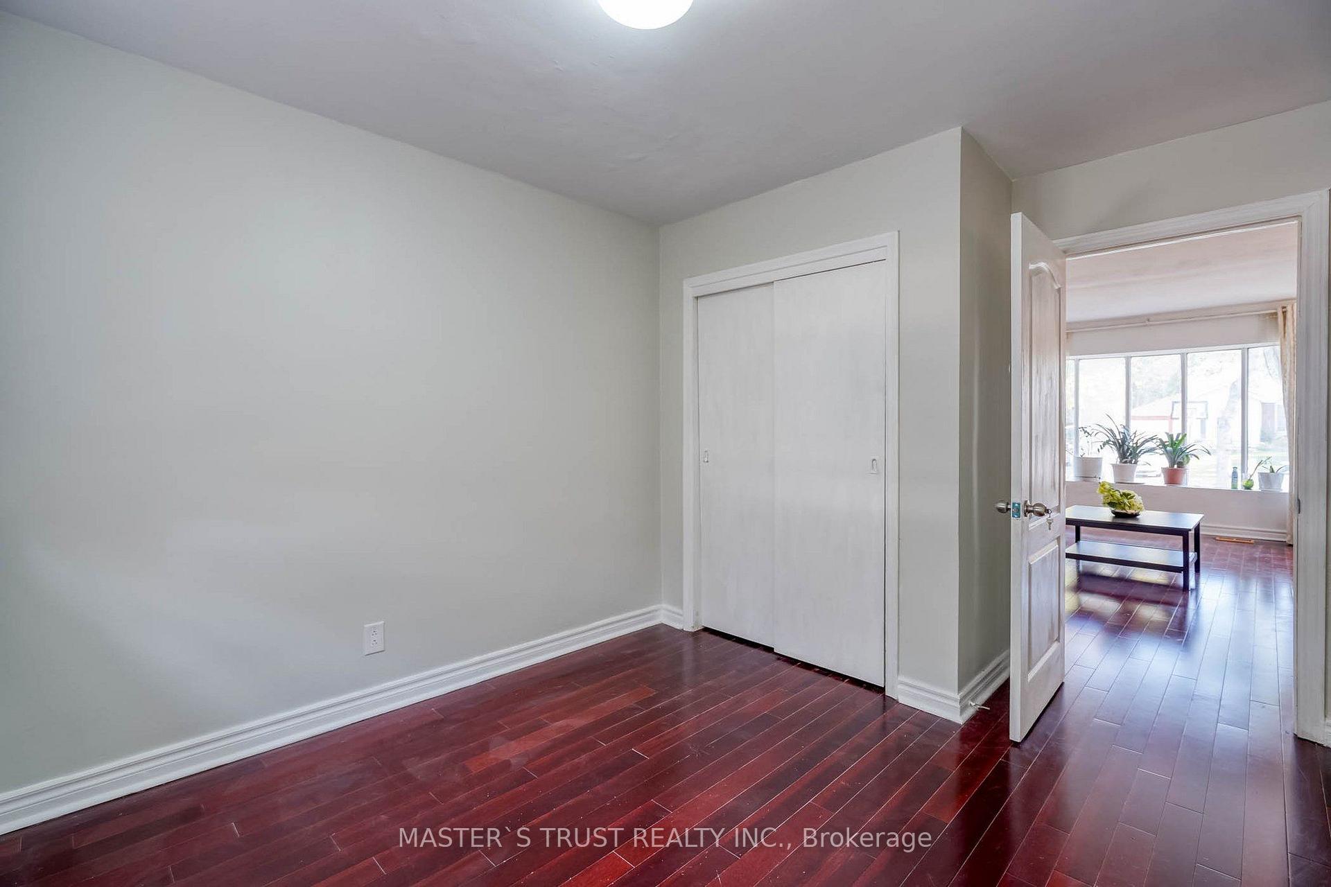 Photo 14 of 10 Lindal Avenue, Scarborough, Clairlea-Birchmount — HOMEH