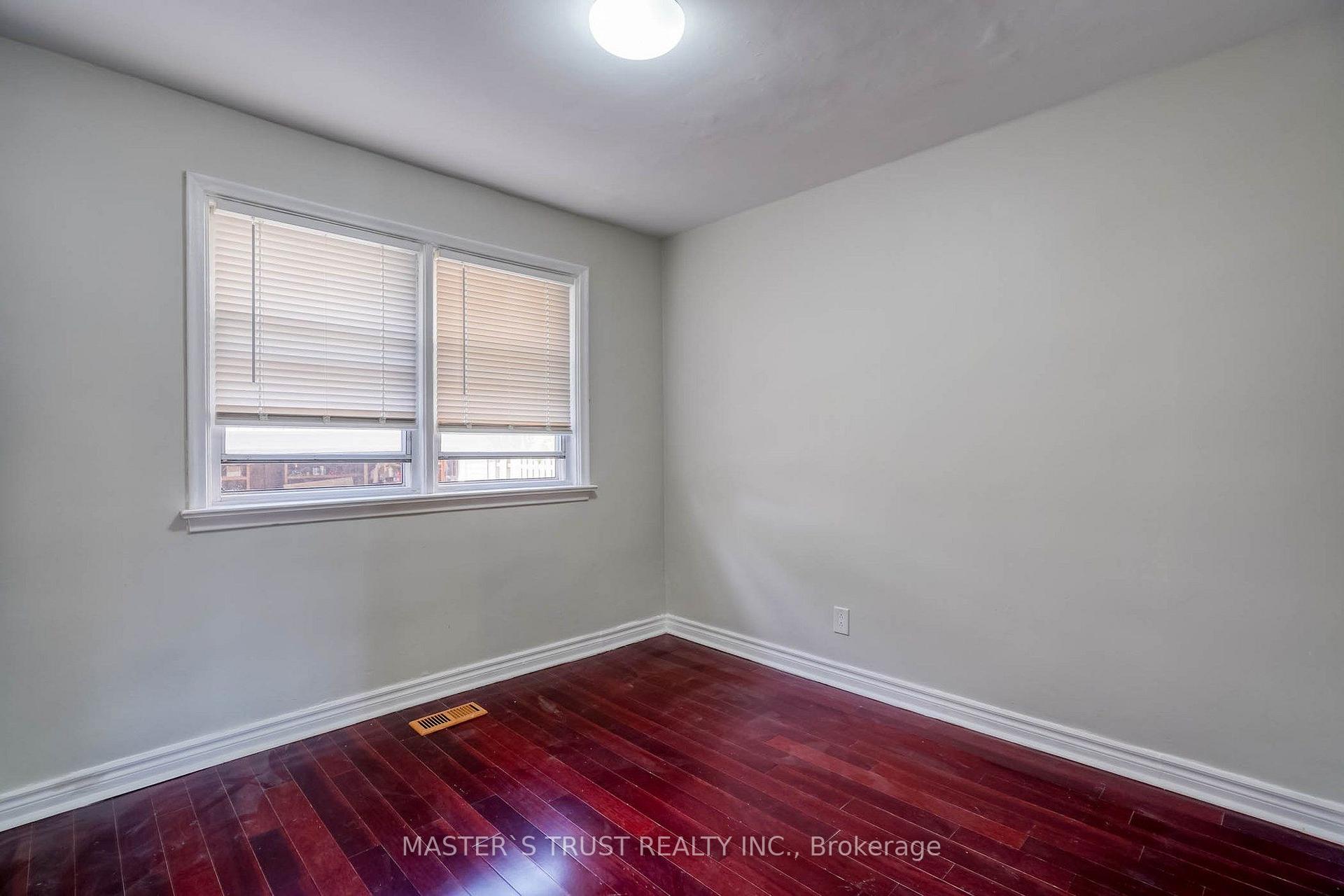 Photo 16 of 10 Lindal Avenue, Scarborough, Clairlea-Birchmount — HOMEH