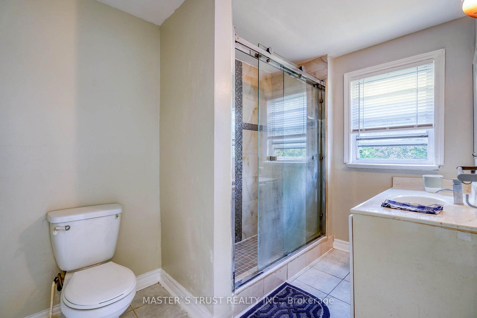 Photo 18 of 10 Lindal Avenue, Scarborough, Clairlea-Birchmount — HOMEH