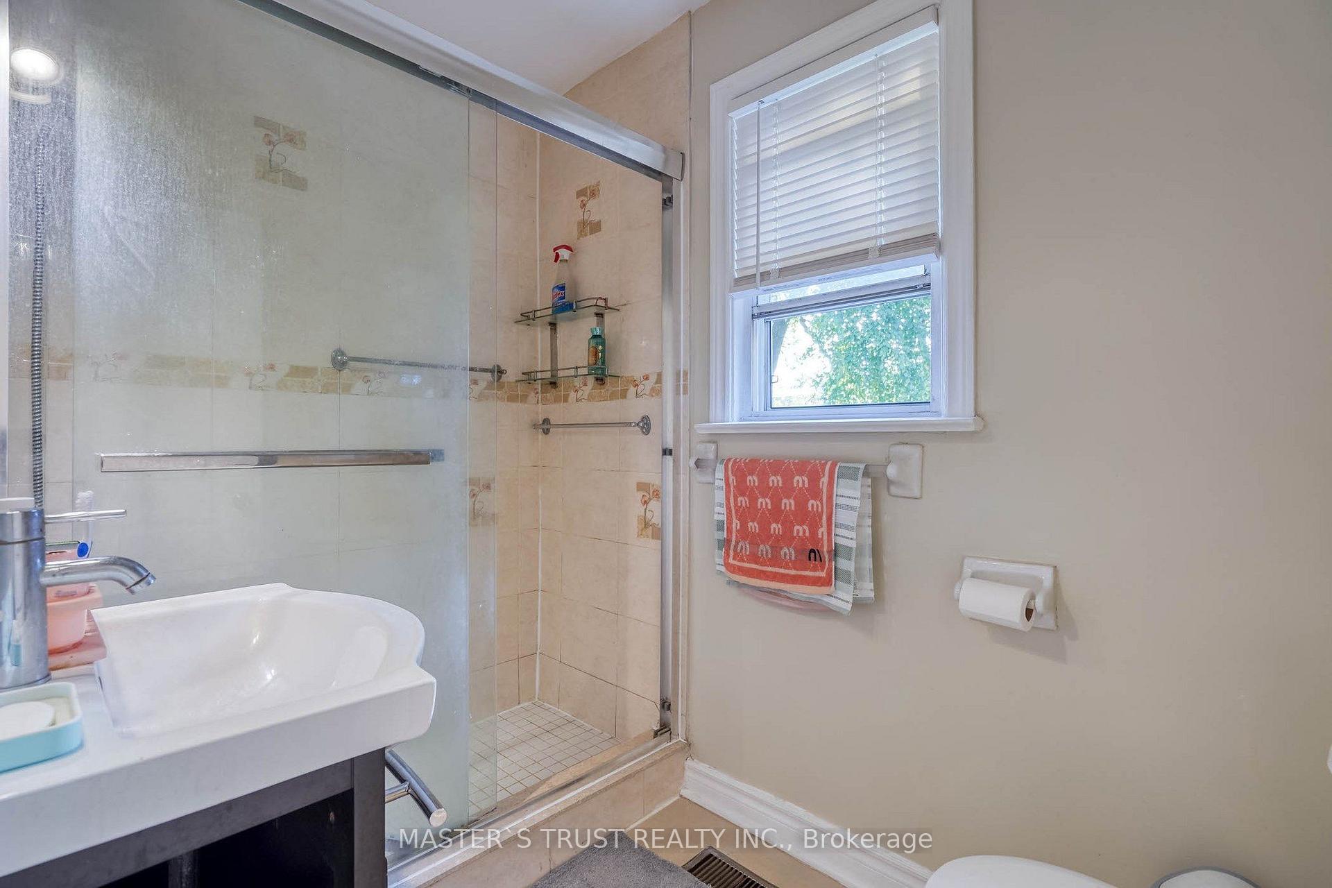 Photo 19 of 10 Lindal Avenue, Scarborough, Clairlea-Birchmount — HOMEH