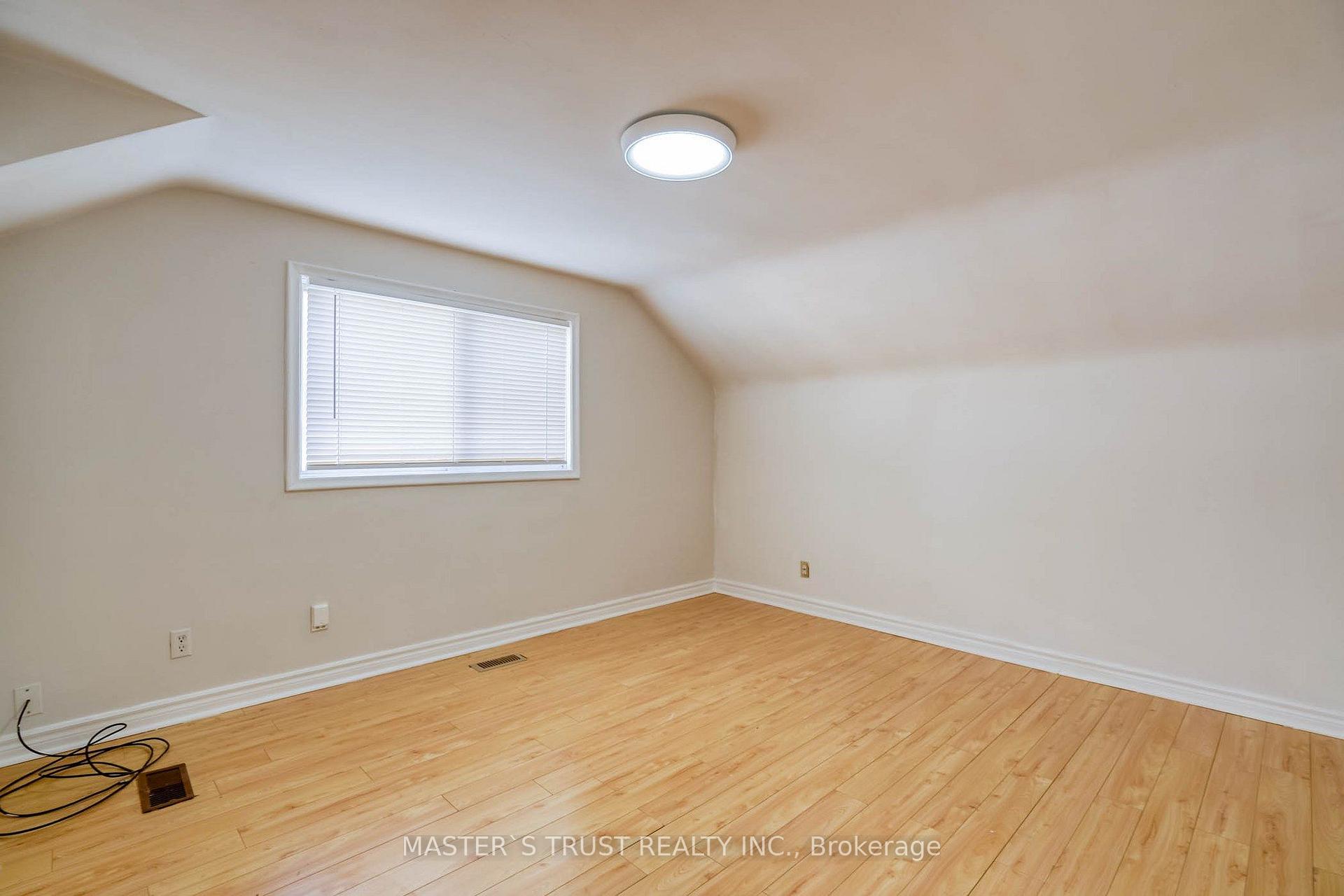 Photo 25 of 10 Lindal Avenue, Scarborough, Clairlea-Birchmount — HOMEH