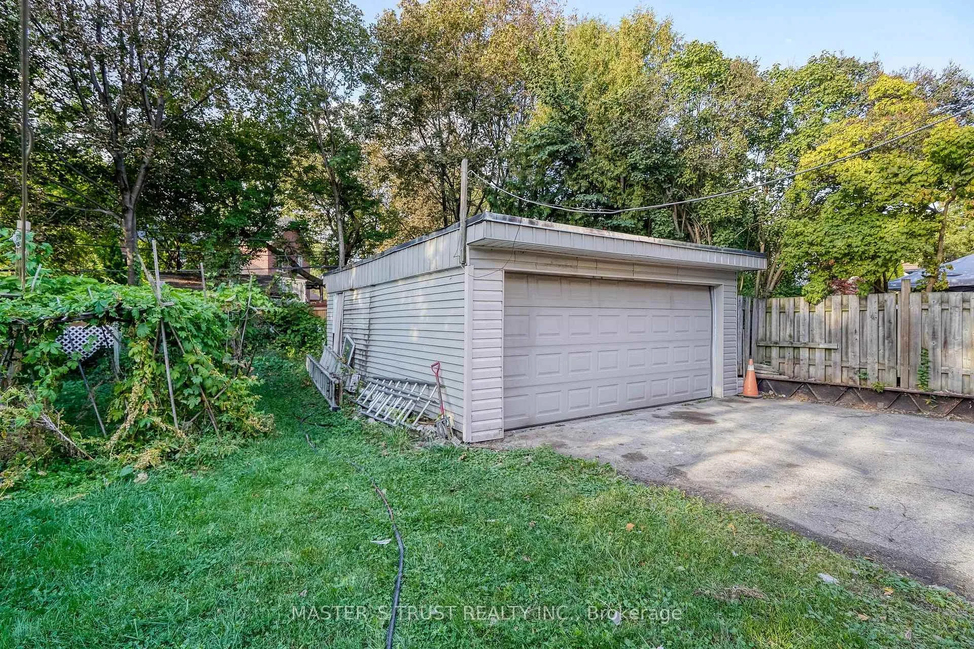 Photo 37 of 10 Lindal Avenue, Scarborough, Clairlea-Birchmount — HOMEH