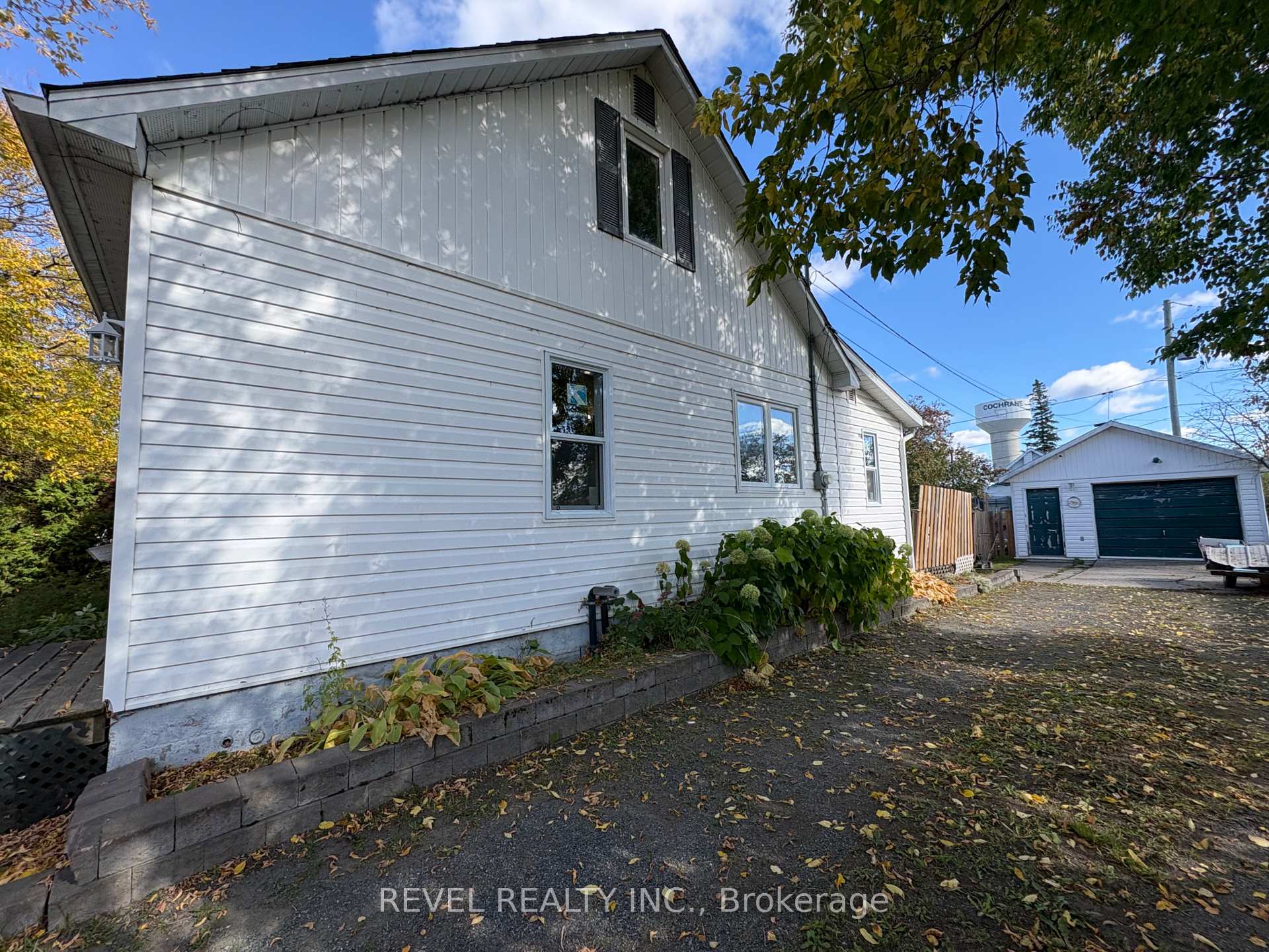 Photo 2 of 106 Fifteenth Avenue, Cochrane — HOMEH