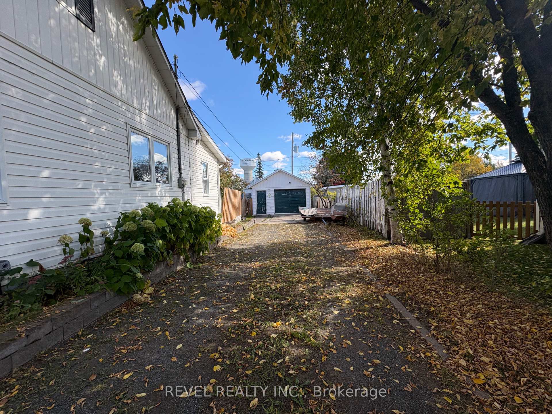 Photo 3 of 106 Fifteenth Avenue, Cochrane — HOMEH