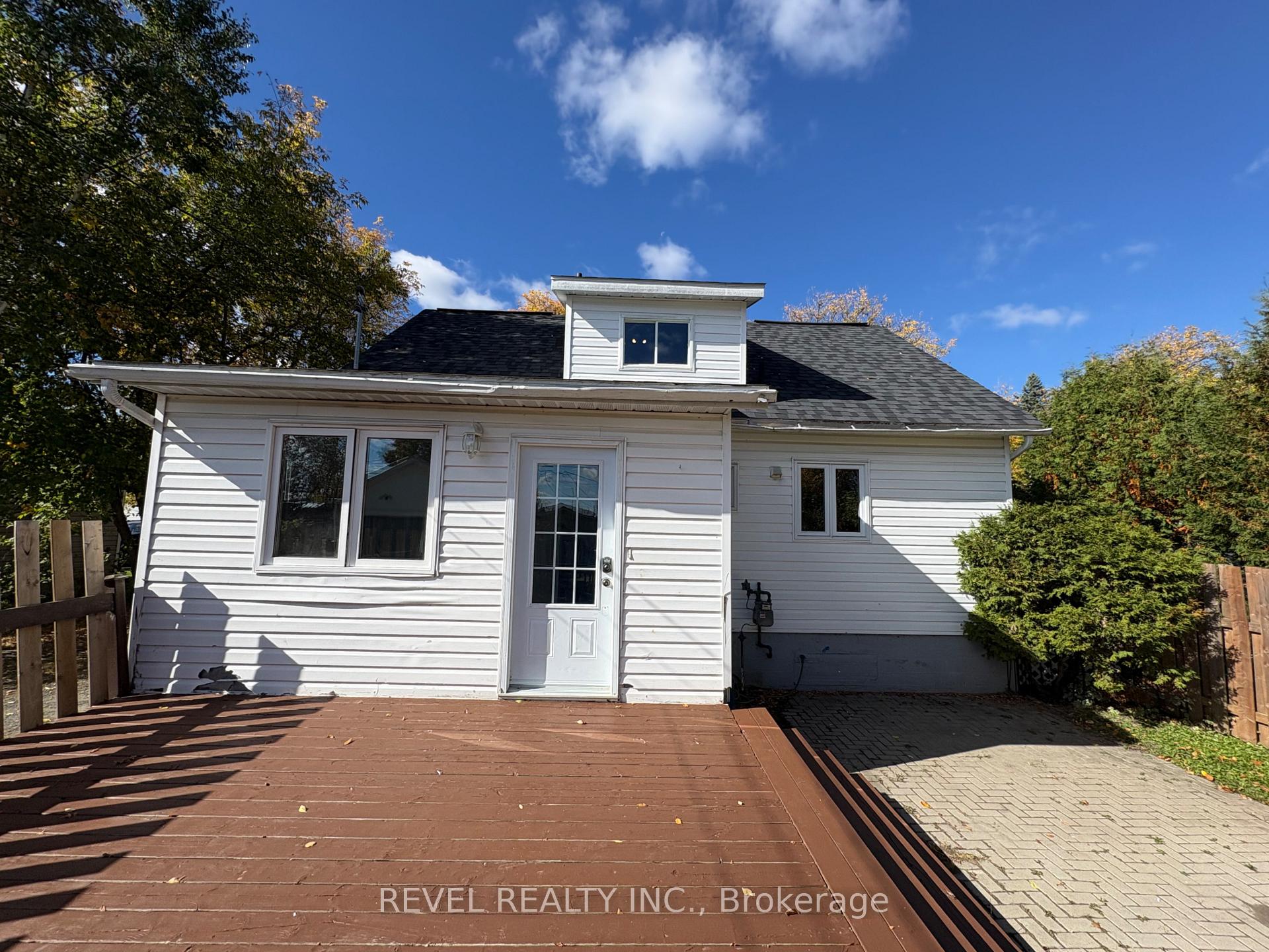 Photo 4 of 106 Fifteenth Avenue, Cochrane — HOMEH