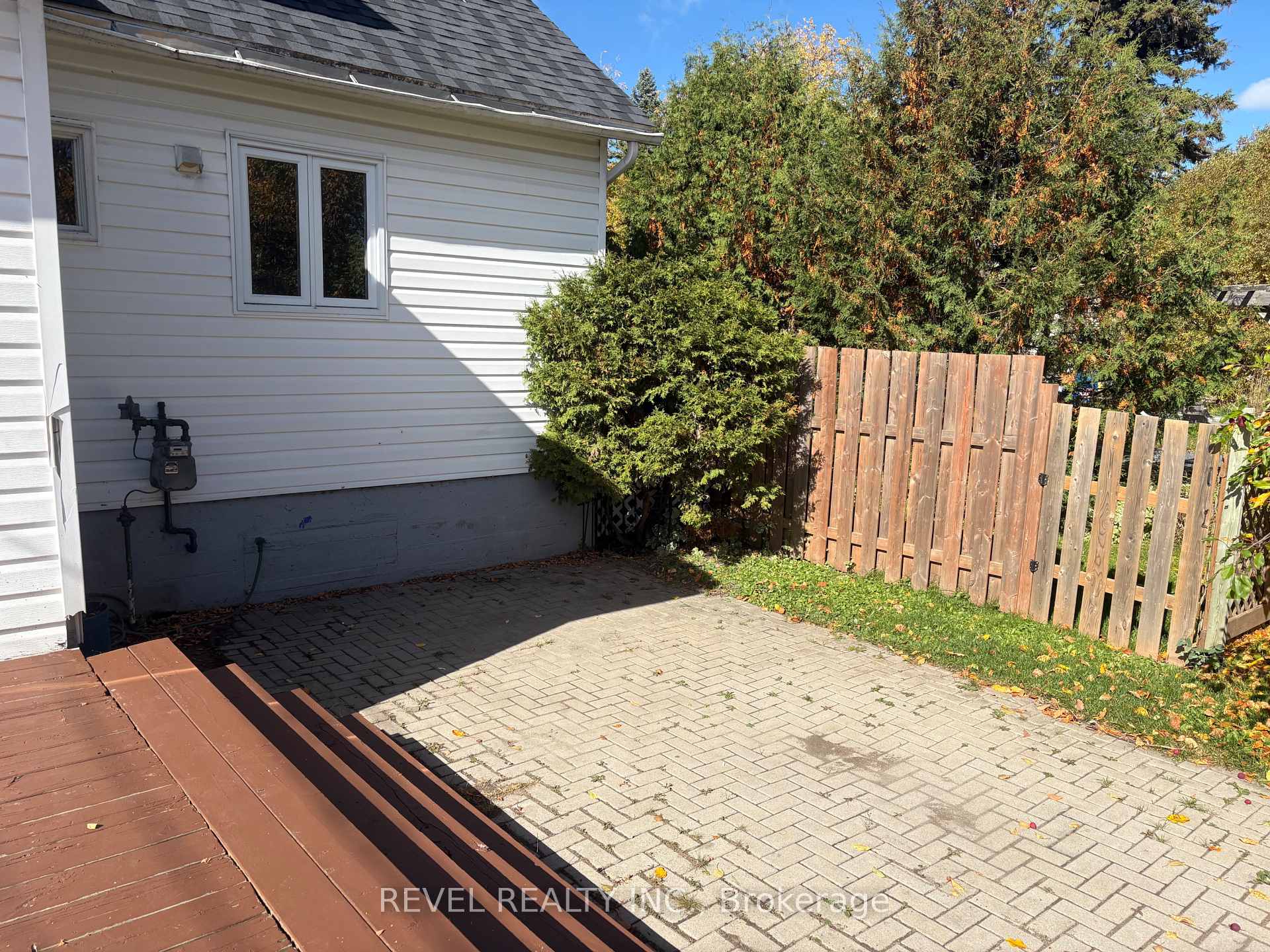 Photo 5 of 106 Fifteenth Avenue, Cochrane — HOMEH