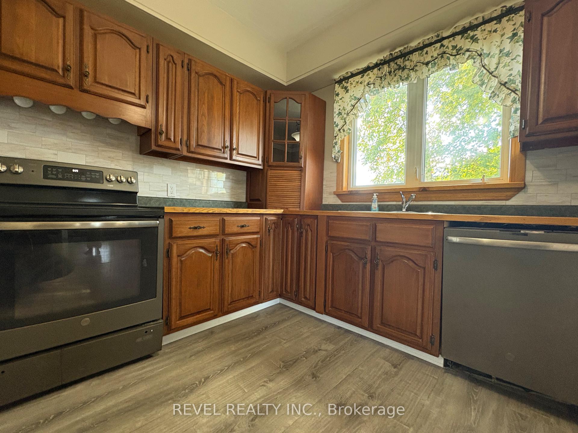 Photo 7 of 106 Fifteenth Avenue, Cochrane — HOMEH