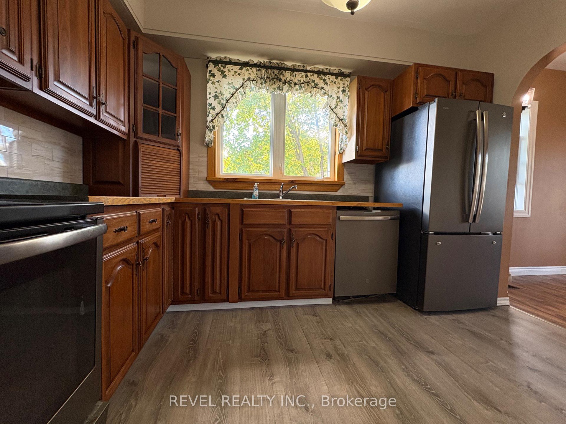 Photo 8 of 106 Fifteenth Avenue, Cochrane — HOMEH
