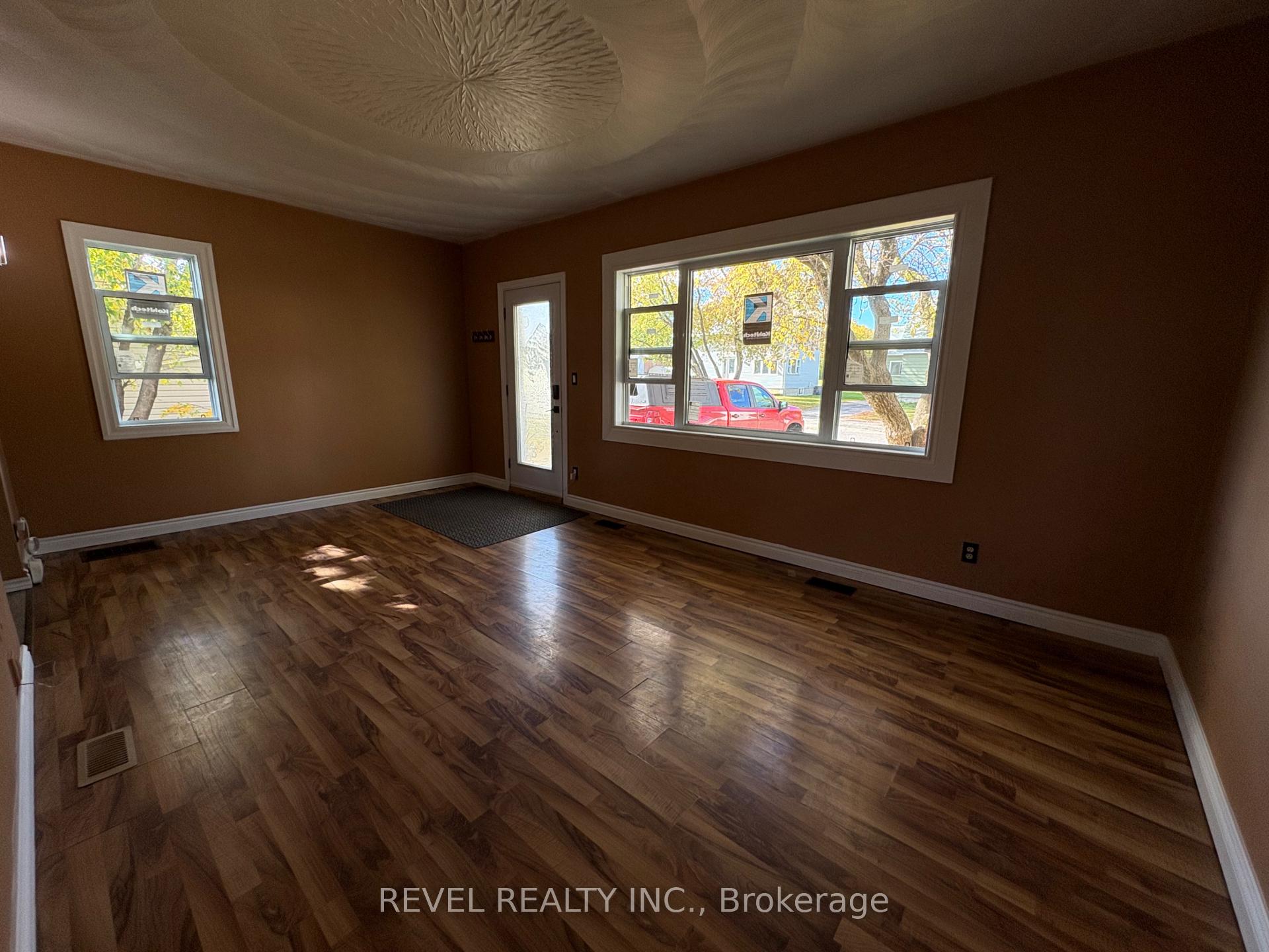 Photo 11 of 106 Fifteenth Avenue, Cochrane — HOMEH