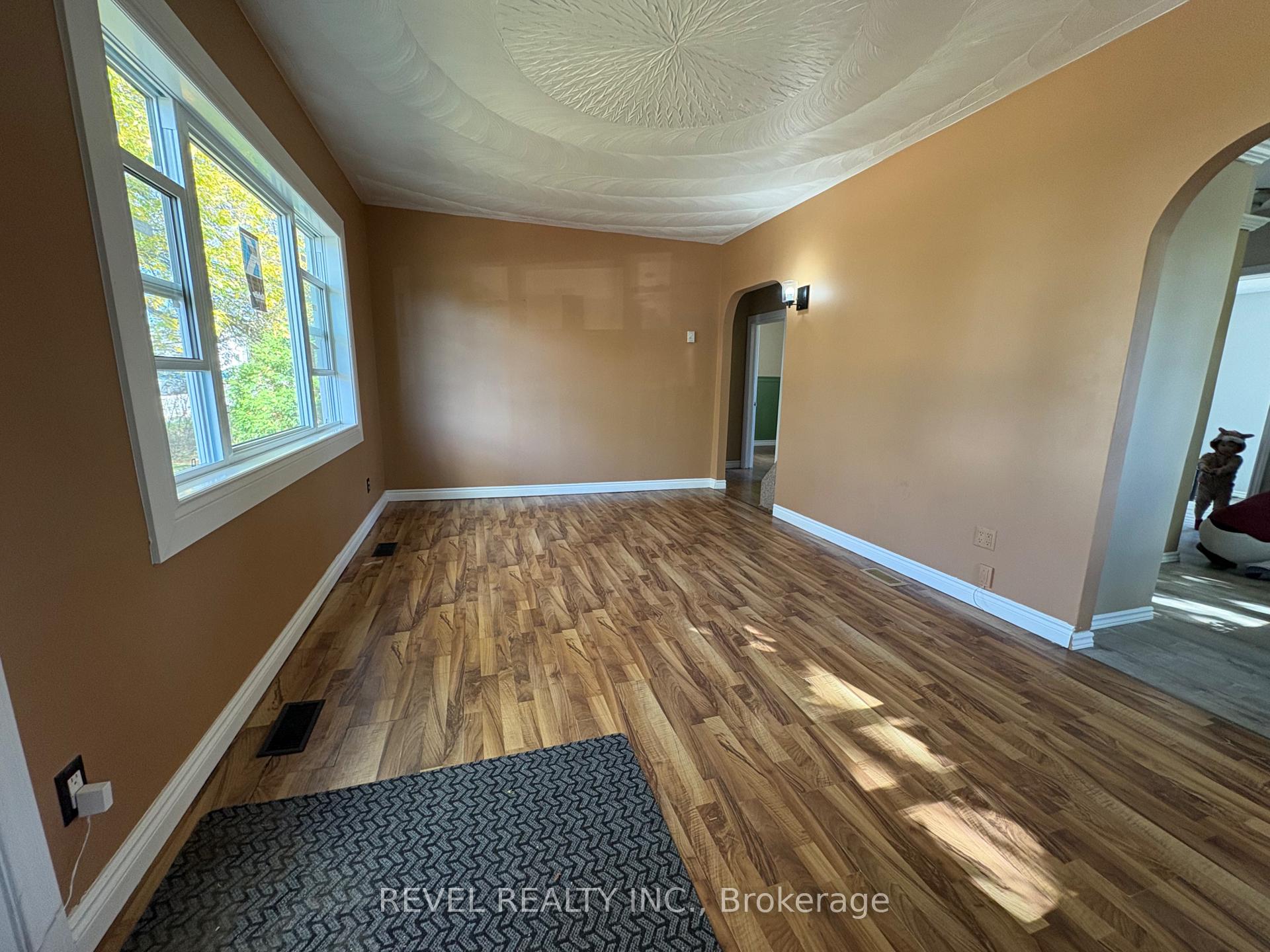 Photo 12 of 106 Fifteenth Avenue, Cochrane — HOMEH