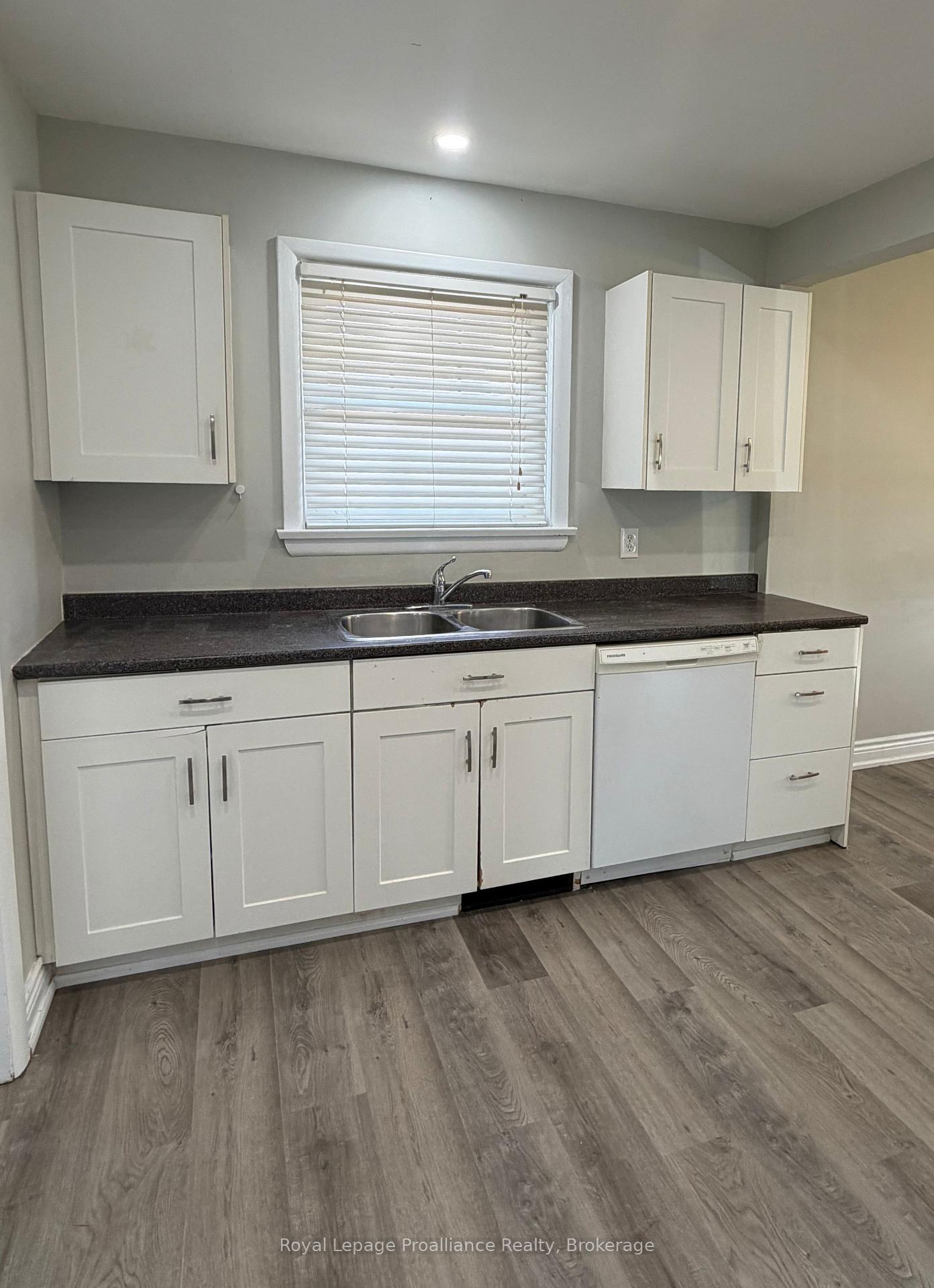 Photo 9 of 39 Smith Crescent, Belleville, Belleville Ward — HOMEH