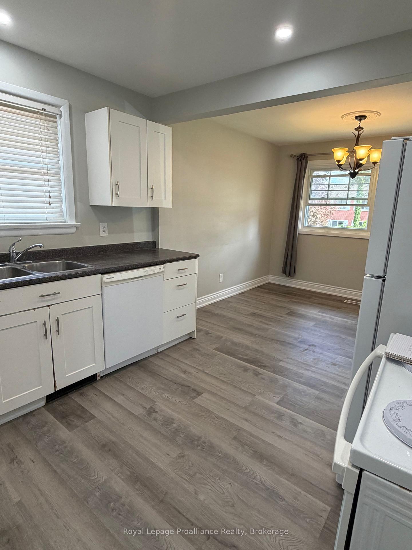 Photo 10 of 39 Smith Crescent, Belleville, Belleville Ward — HOMEH