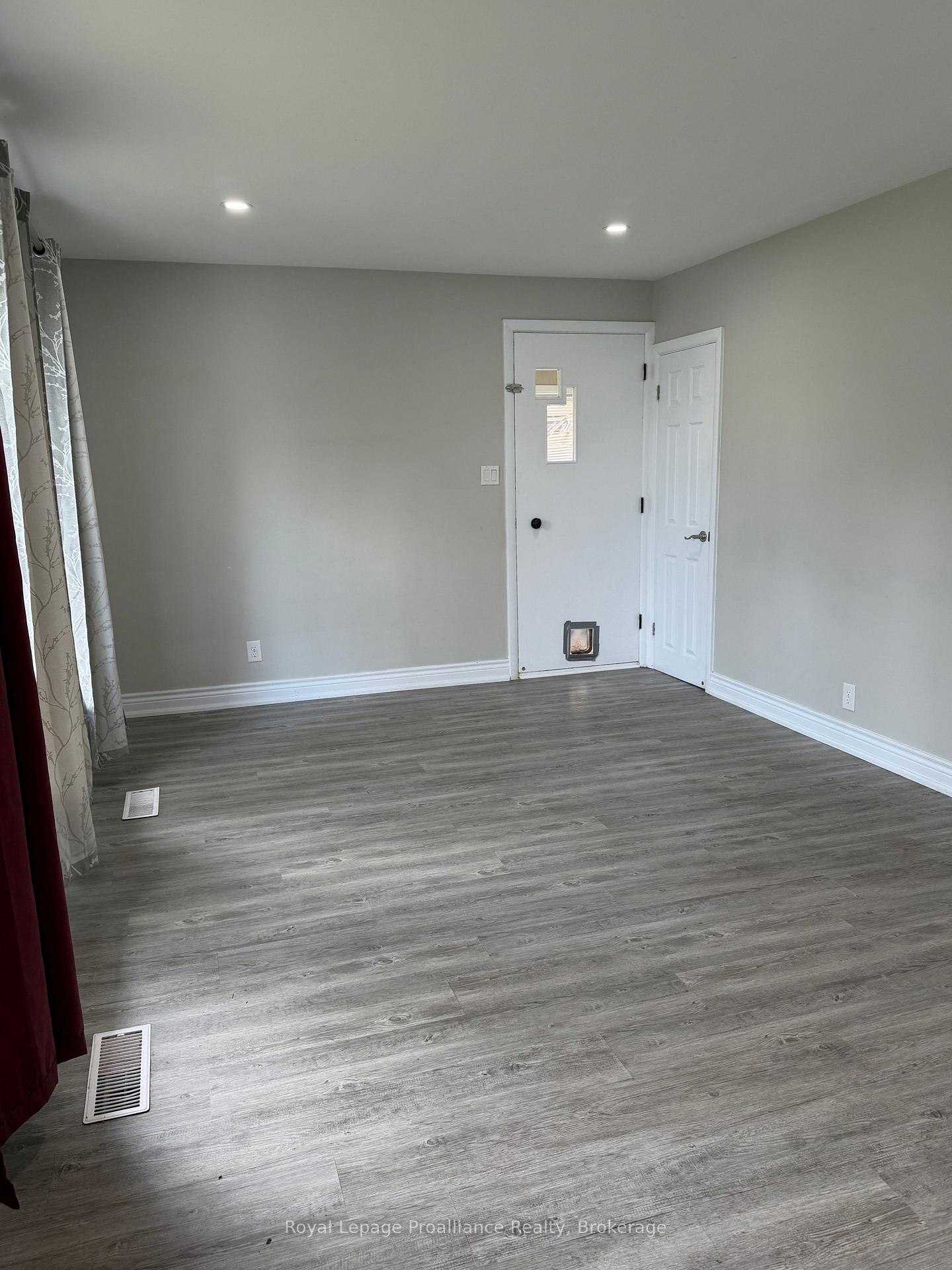 Photo 11 of 39 Smith Crescent, Belleville, Belleville Ward — HOMEH