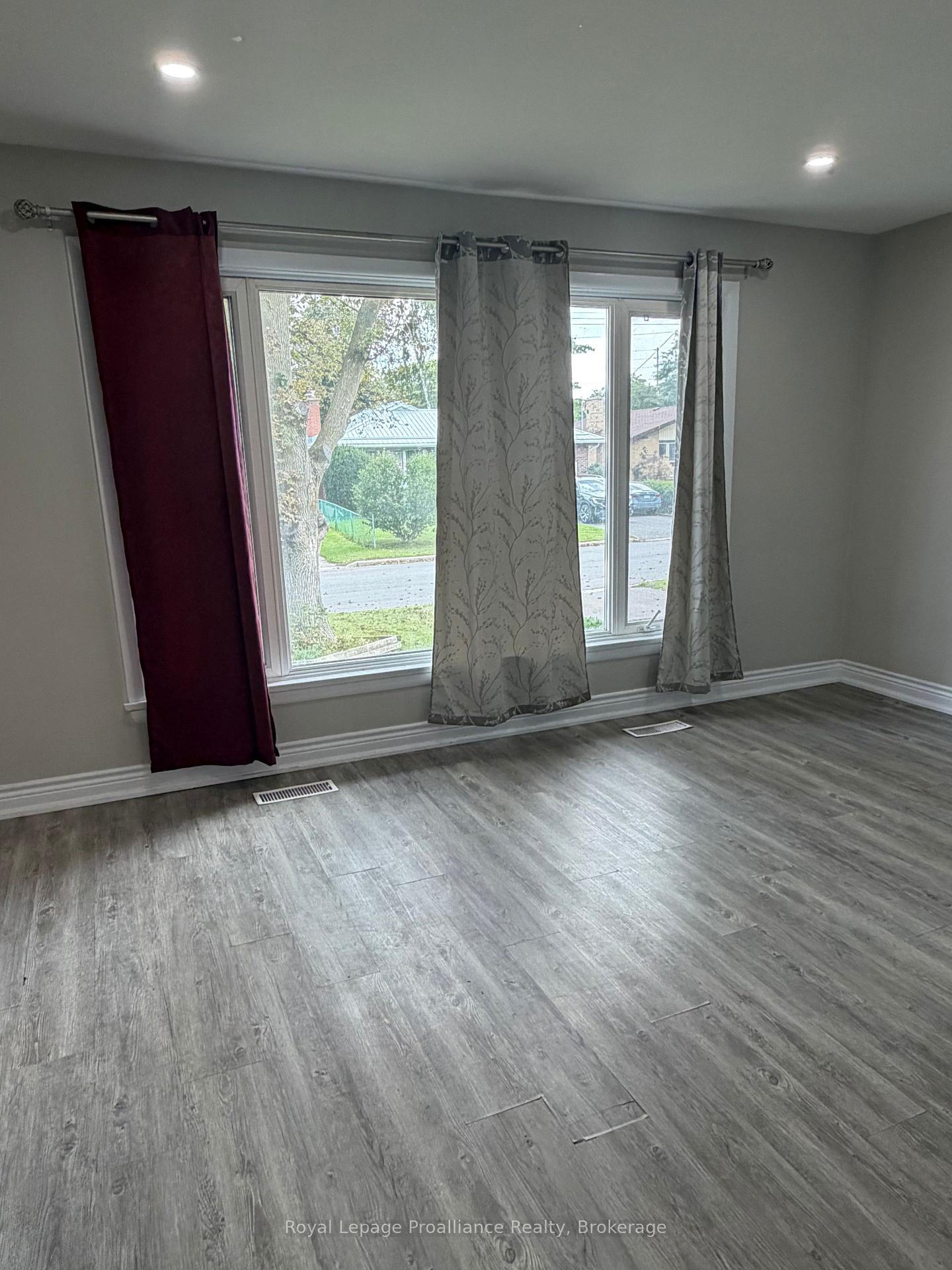 Photo 12 of 39 Smith Crescent, Belleville, Belleville Ward — HOMEH