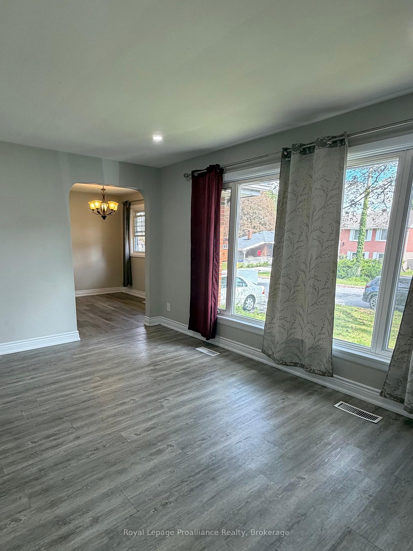 Photo 13 of 39 Smith Crescent, Belleville, Belleville Ward — HOMEH