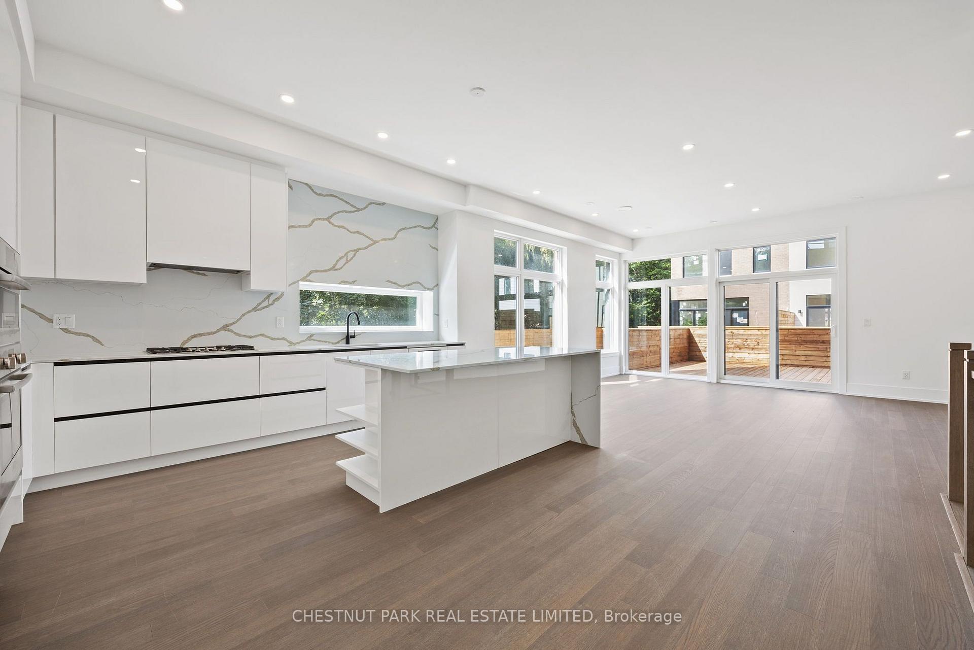 Photo 2 of Unit 11, 20 Lou Parsons Way, Mississauga, Port Credit — HOMEH