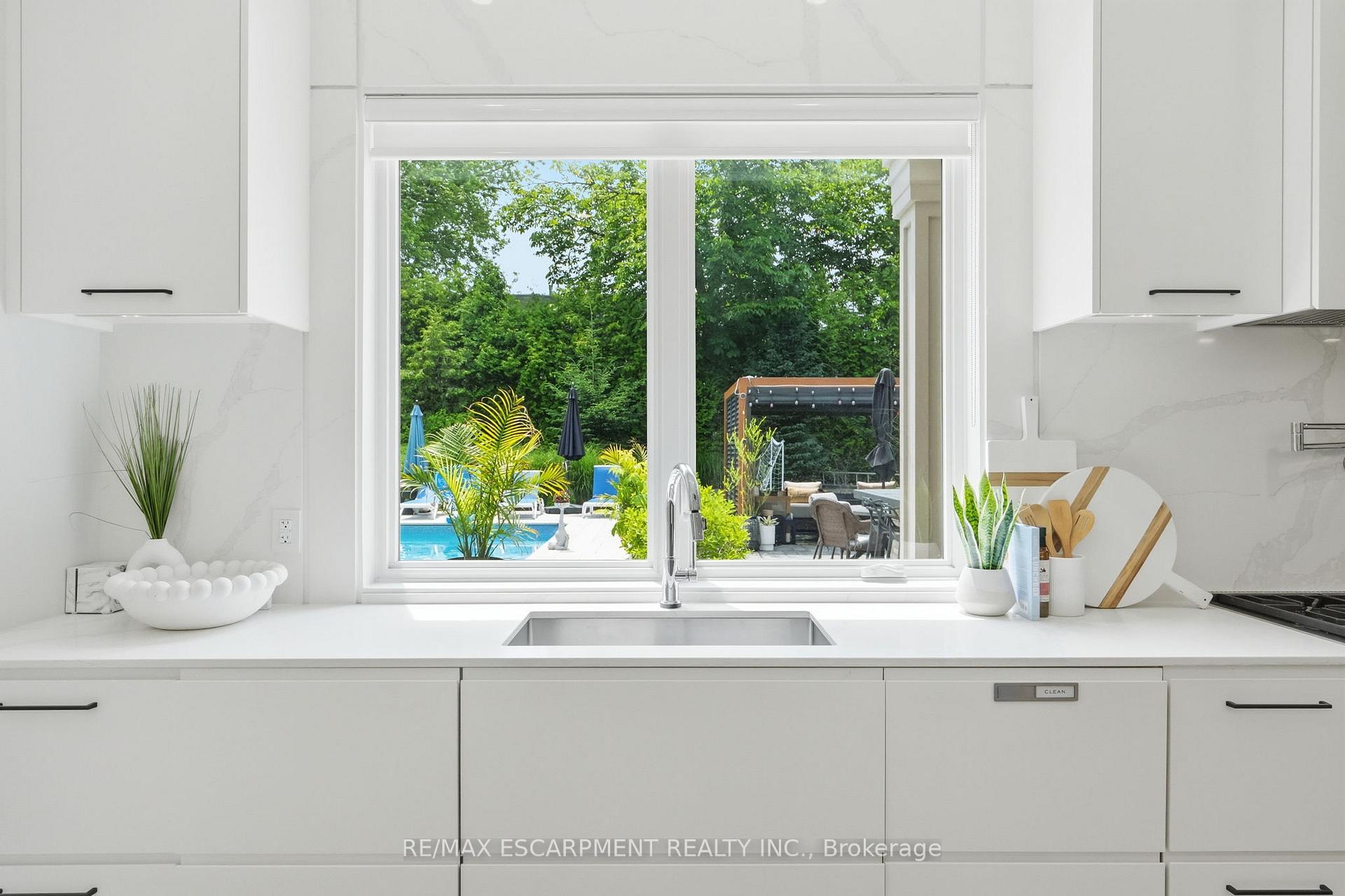 Photo 12 of 1544 Lochlin Trail, Mississauga, Mineola — HOMEH