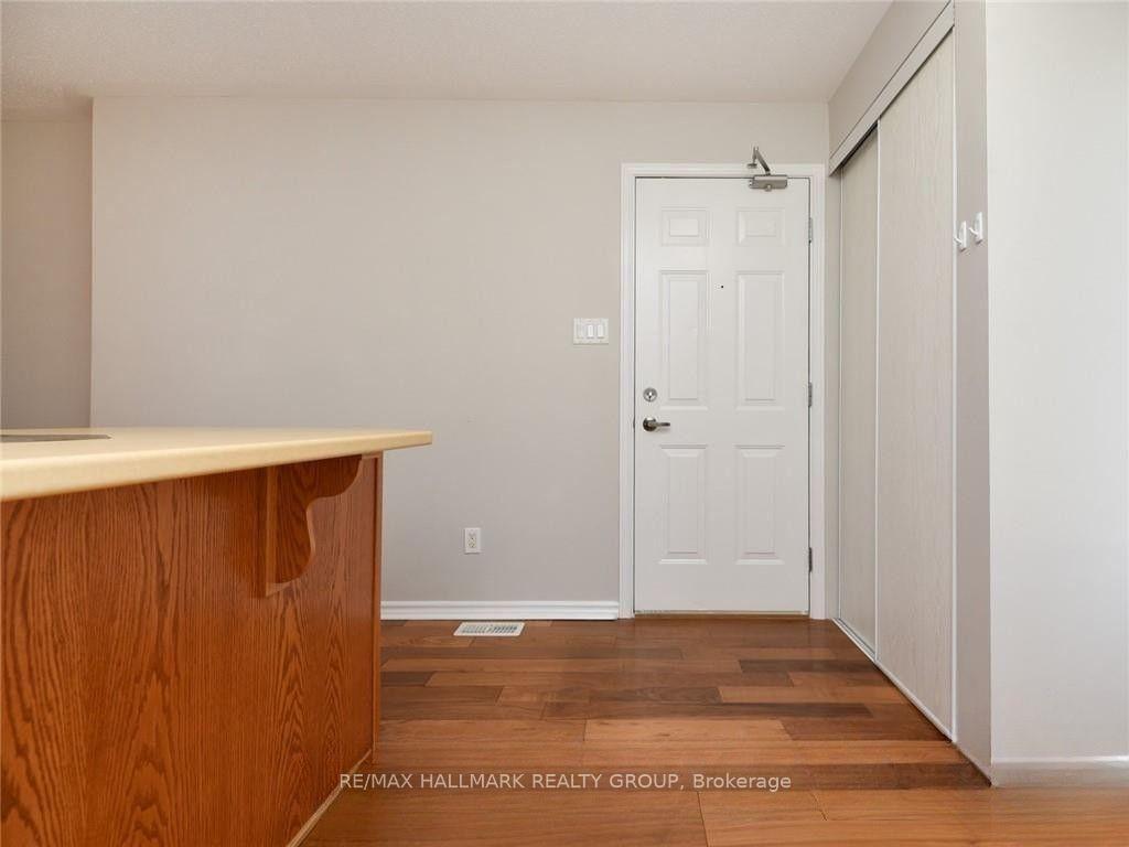 Photo 3 of 386 Crownridge Drive, Ottawa, Kanata - Emerald Meadows/Trailwest — HOMEH