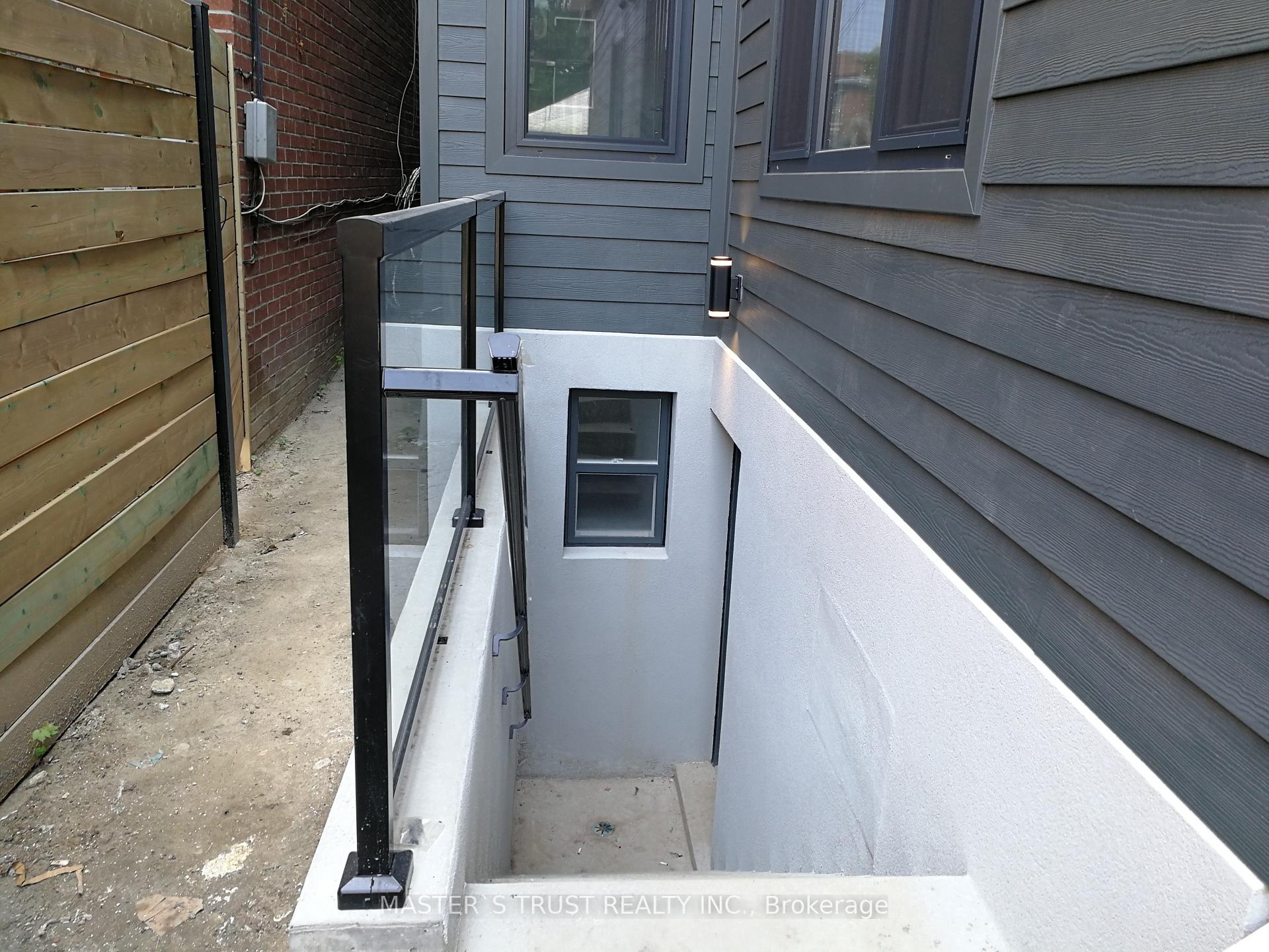 Photo 2 of Unit Lowunit, 246 Lippincott Street, Toronto, University — HOMEH