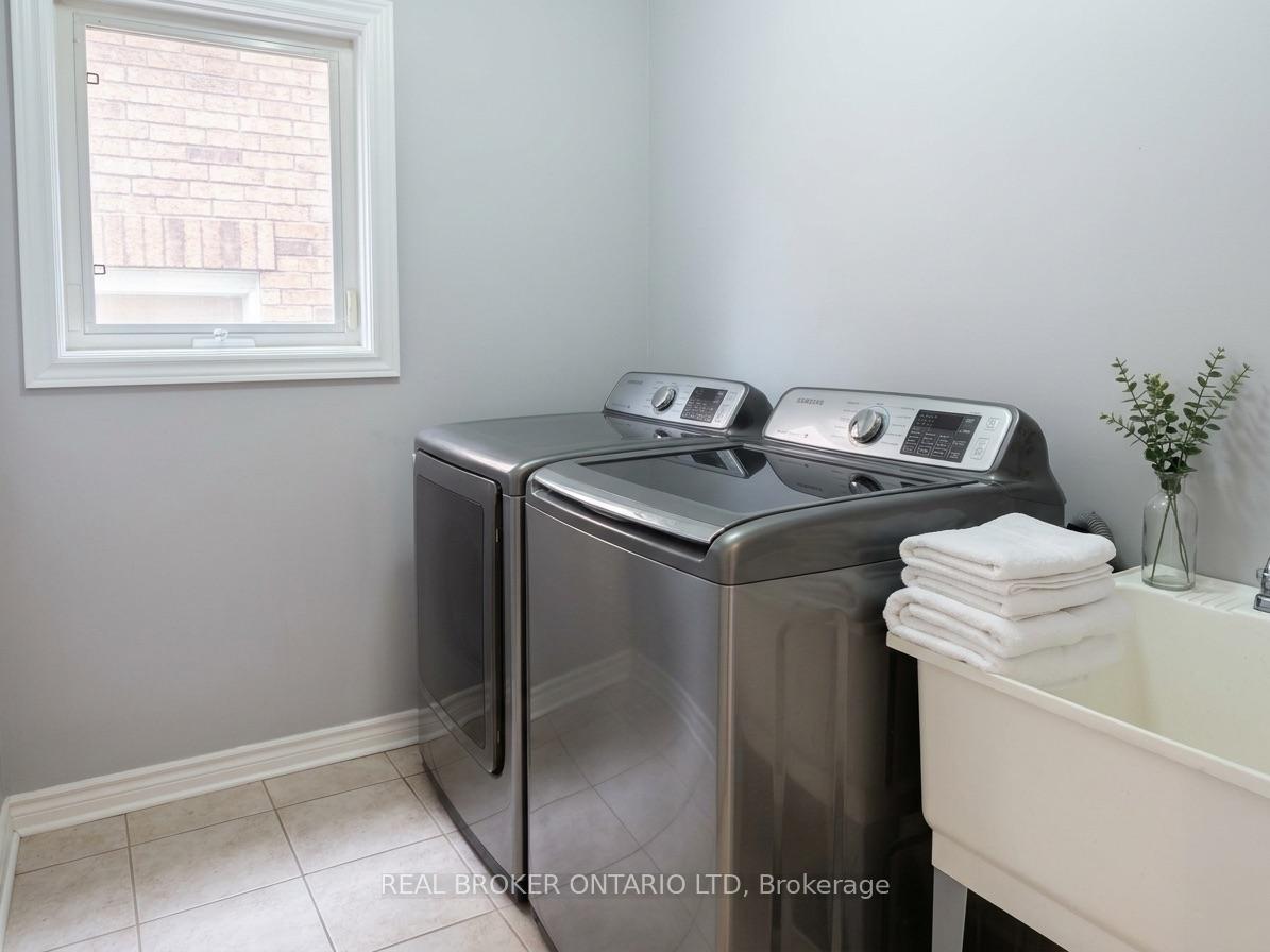 Photo 7 of Unit (MAIN), 88 Sir Jacobs Crescent, Brampton, Fletcher's Meadow — HOMEH