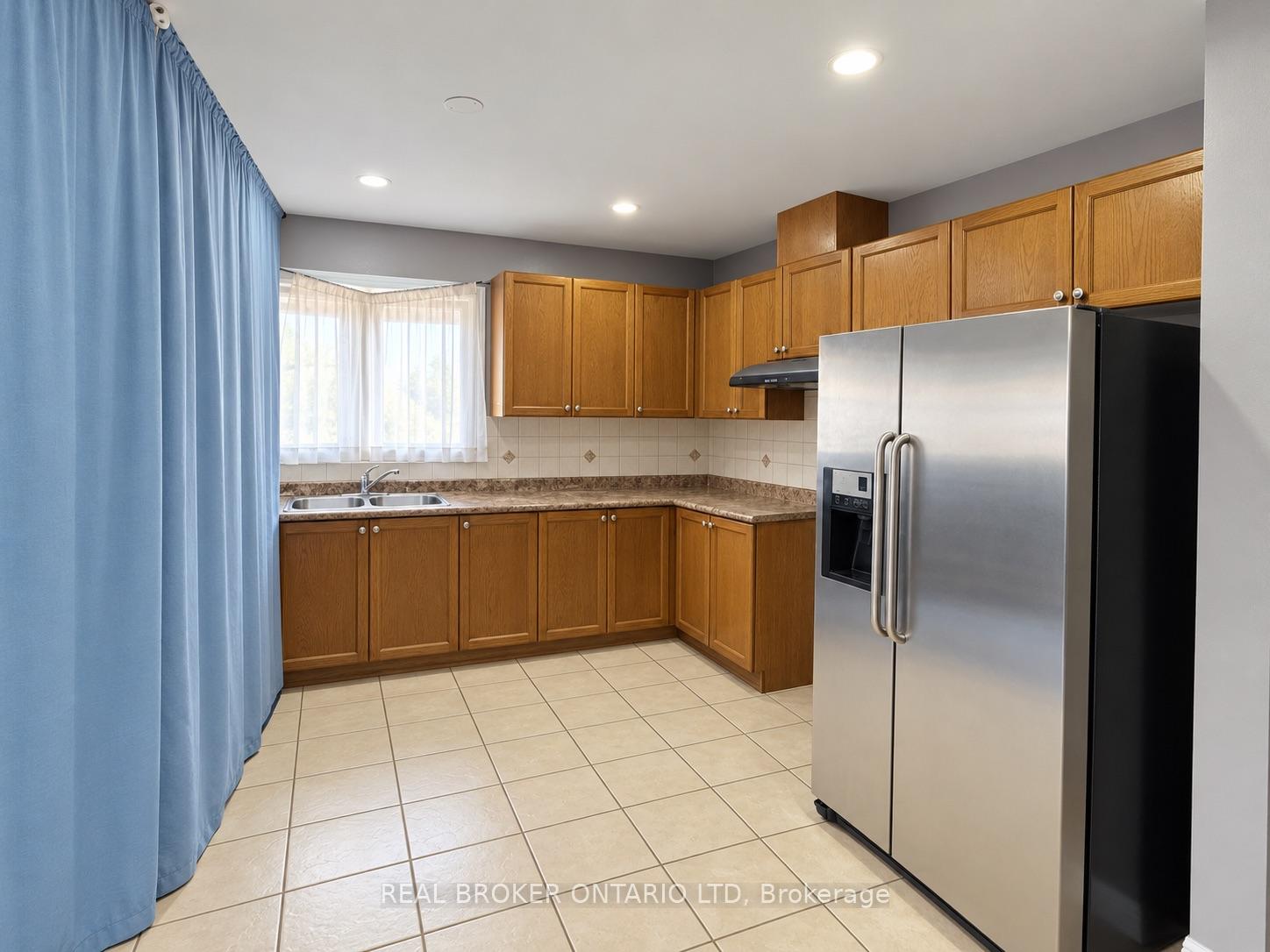 Photo 23 of Unit (MAIN), 88 Sir Jacobs Crescent, Brampton, Fletcher's Meadow — HOMEH