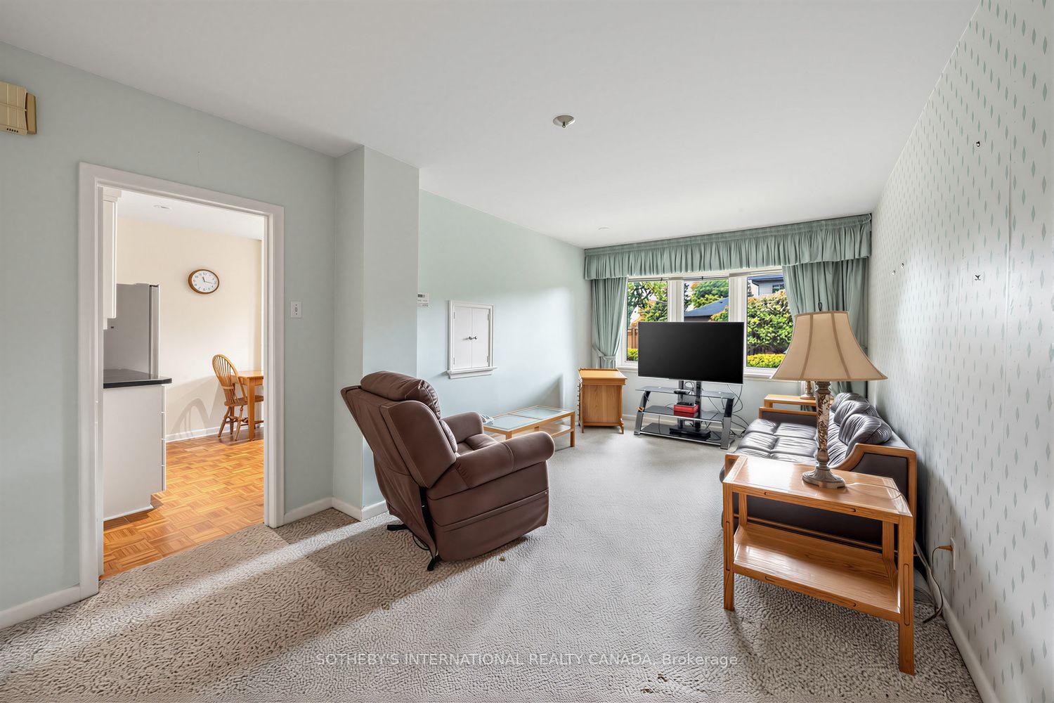 Photo 16 of 95 Princess Anne Crescent, Etobicoke, Princess-Rosethorn — HOMEH