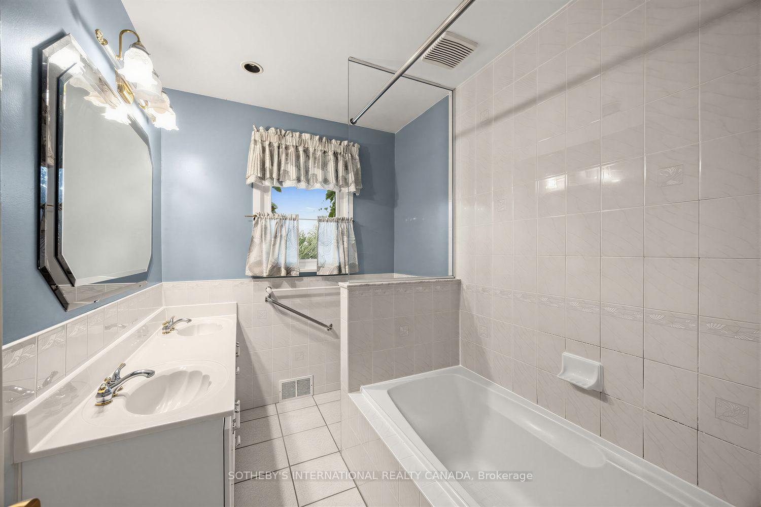 Photo 30 of 95 Princess Anne Crescent, Etobicoke, Princess-Rosethorn — HOMEH