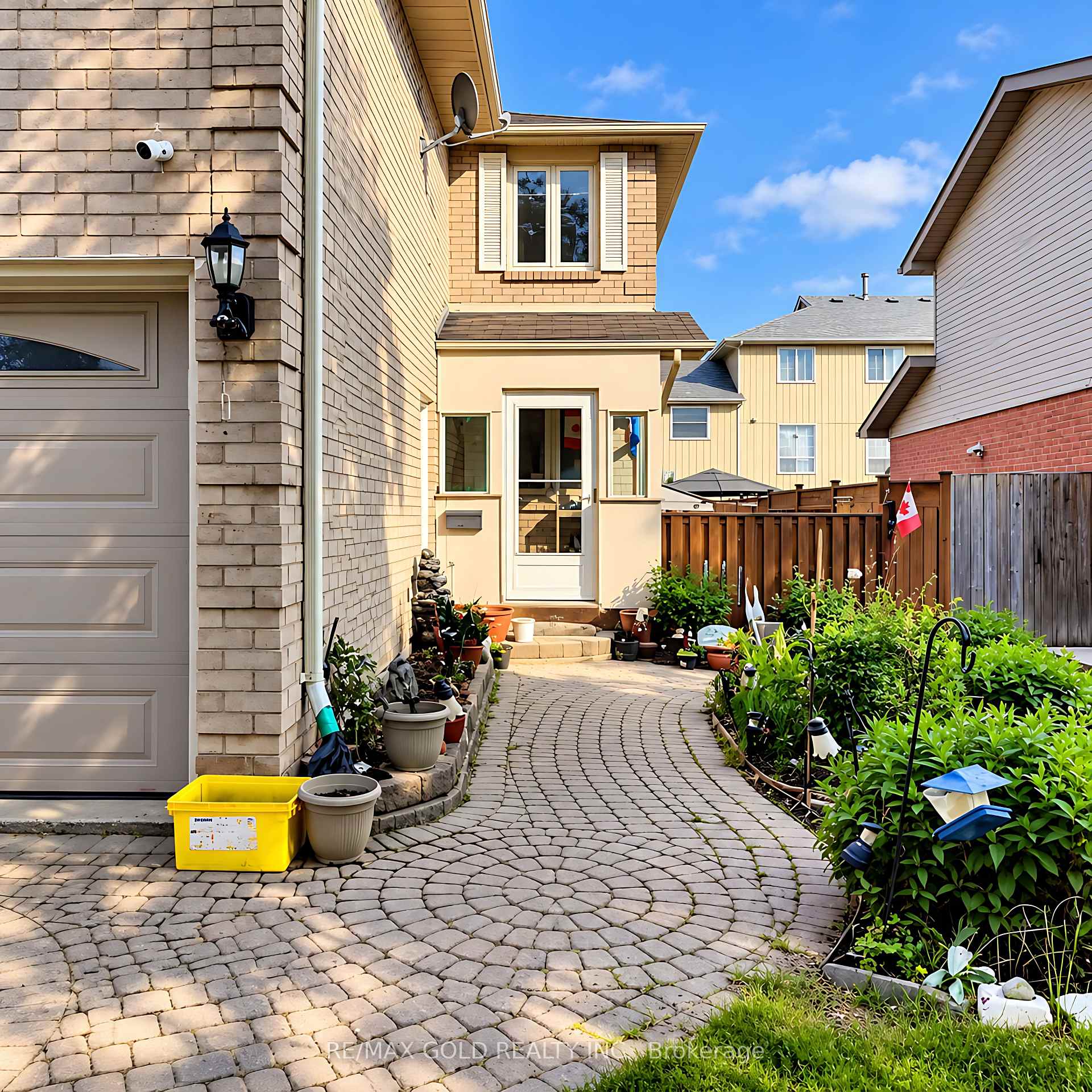 Photo 2 of 32 Steven Court, Brampton, Heart Lake West — HOMEH