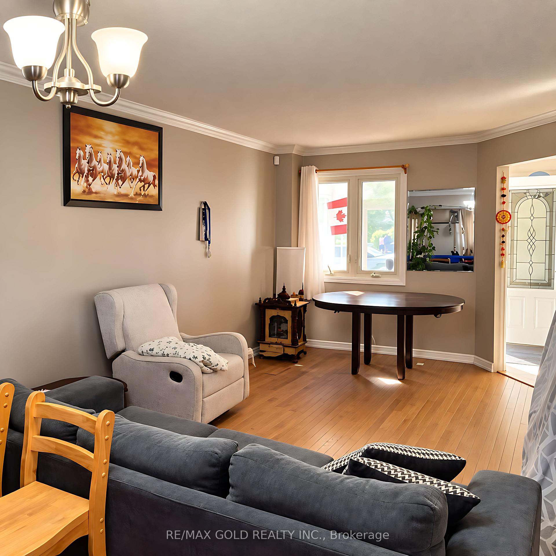 Photo 3 of 32 Steven Court, Brampton, Heart Lake West — HOMEH